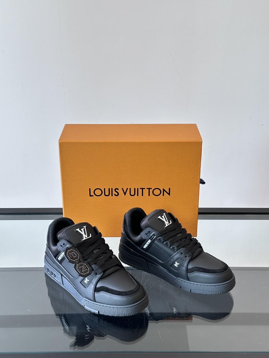 LV✖️Nigo联名款trainer帅到起飞🛫的板鞋👟!运动鞋取材柔软粒面小牛皮,呈现纯净色调,后部#5