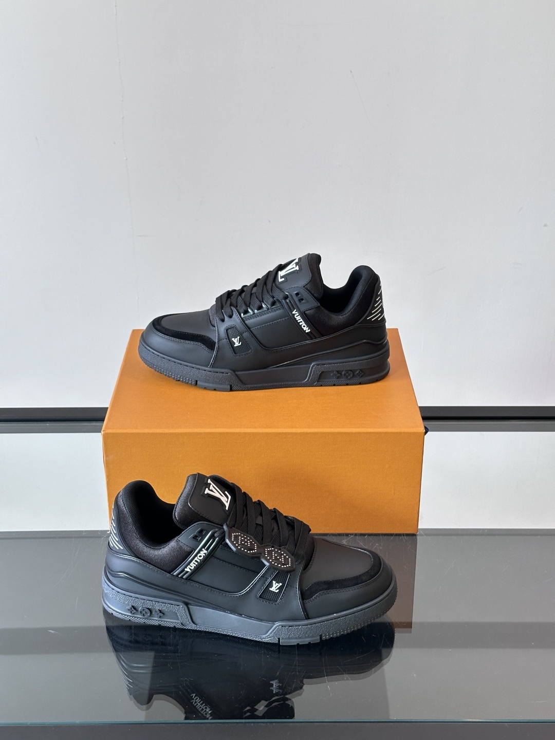 LV✖️Nigo联名款trainer帅到起飞🛫的板鞋👟!运动鞋取材柔软粒面小牛皮,呈现纯净色调,后部#5