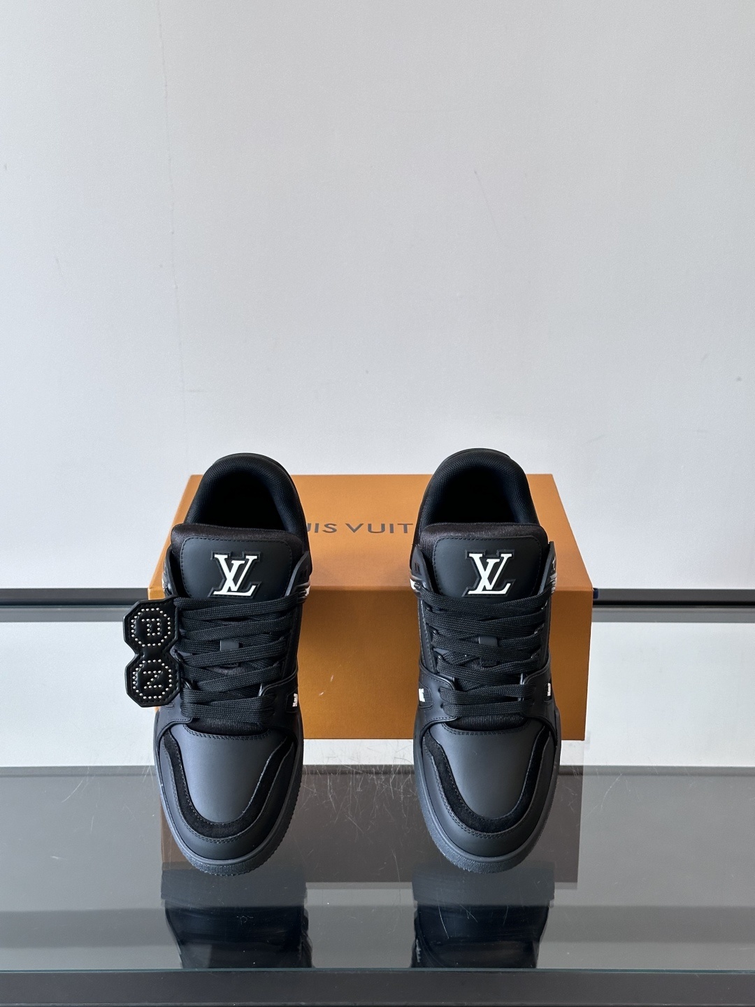 LV✖️Nigo联名款trainer帅到起飞🛫的板鞋👟!运动鞋取材柔软粒面小牛皮,呈现纯净色调,后部#5