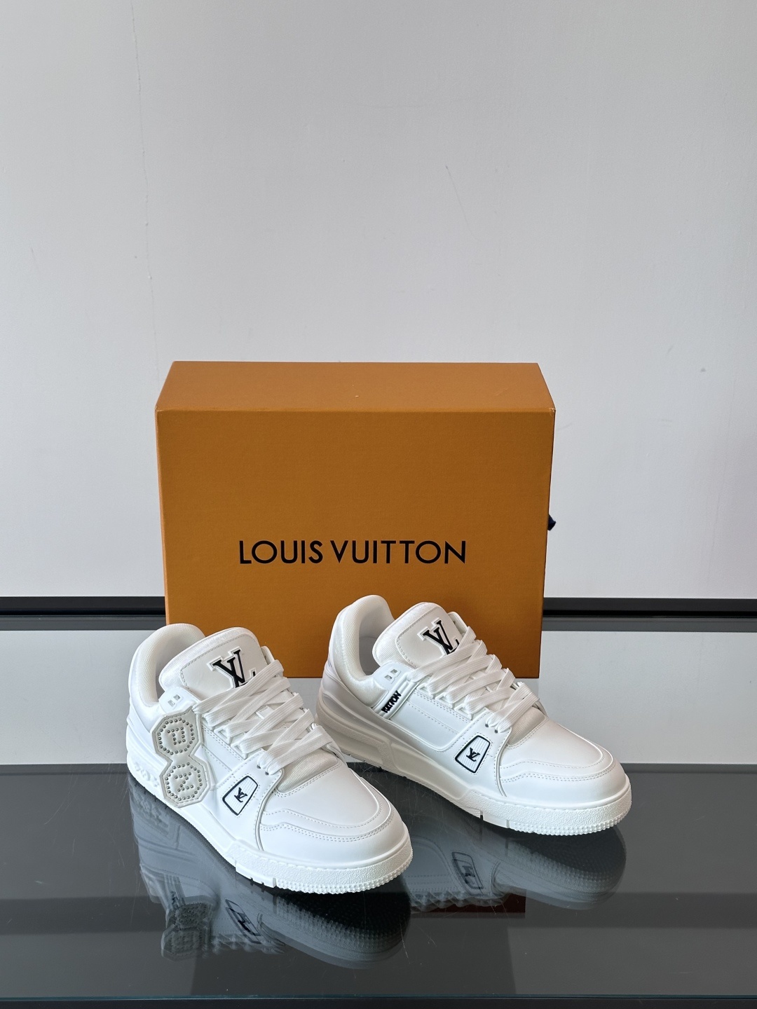 LV✖️Nigo联名款trainer帅到起飞🛫的板鞋👟!运动鞋取材柔软粒面小牛皮,呈现纯净色调,后部#5