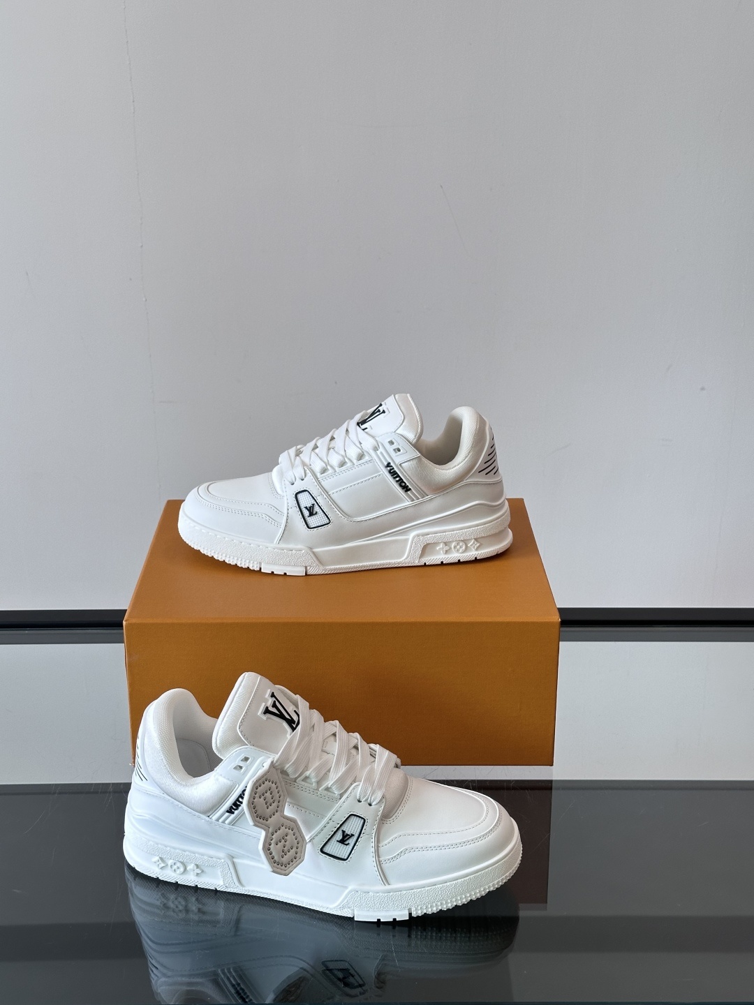 LV✖️Nigo联名款trainer帅到起飞🛫的板鞋👟!运动鞋取材柔软粒面小牛皮,呈现纯净色调,后部#5