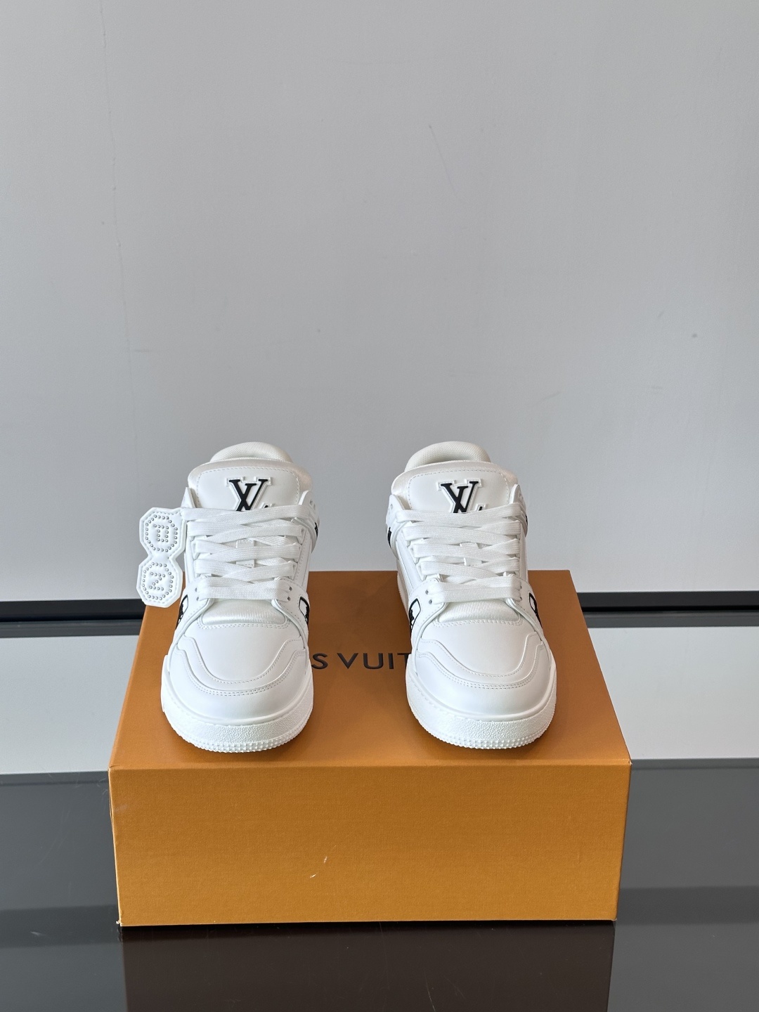 LV✖️Nigo联名款trainer帅到起飞🛫的板鞋👟!运动鞋取材柔软粒面小牛皮,呈现纯净色调,后部#5
