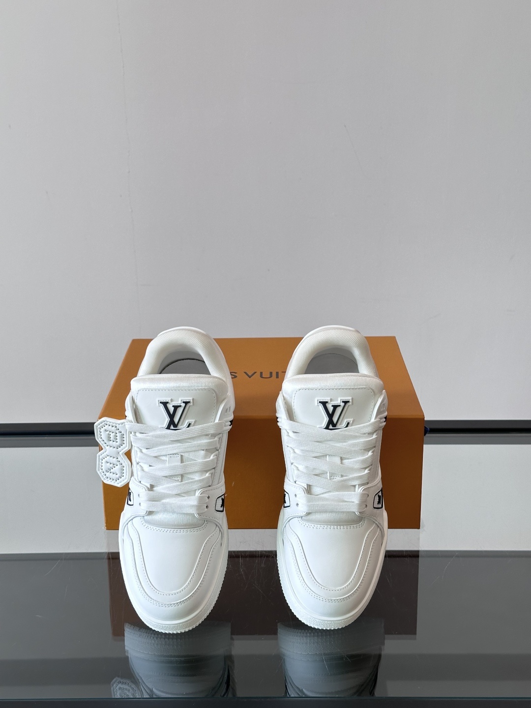 LV✖️Nigo联名款trainer帅到起飞🛫的板鞋👟!运动鞋取材柔软粒面小牛皮,呈现纯净色调,后部#5