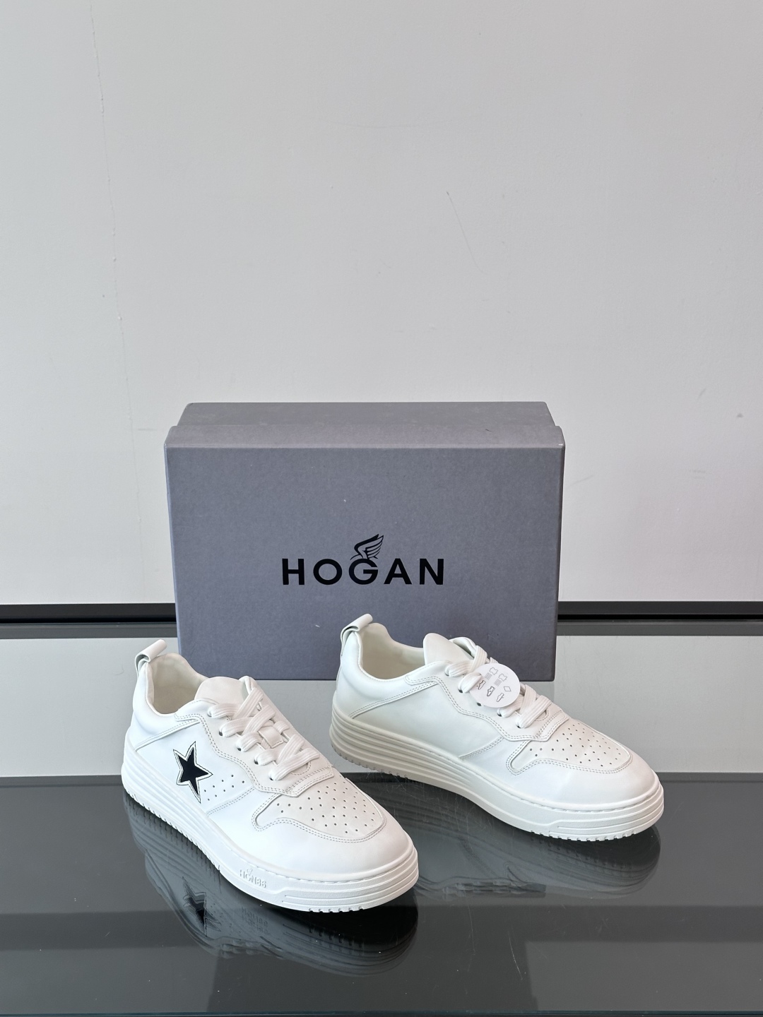 Hogan/霍根厚底休闲运动鞋，脚感轻盈，增高效果满分，小牛皮材质，真皮内里，这款运动鞋汲取复古元素，糅