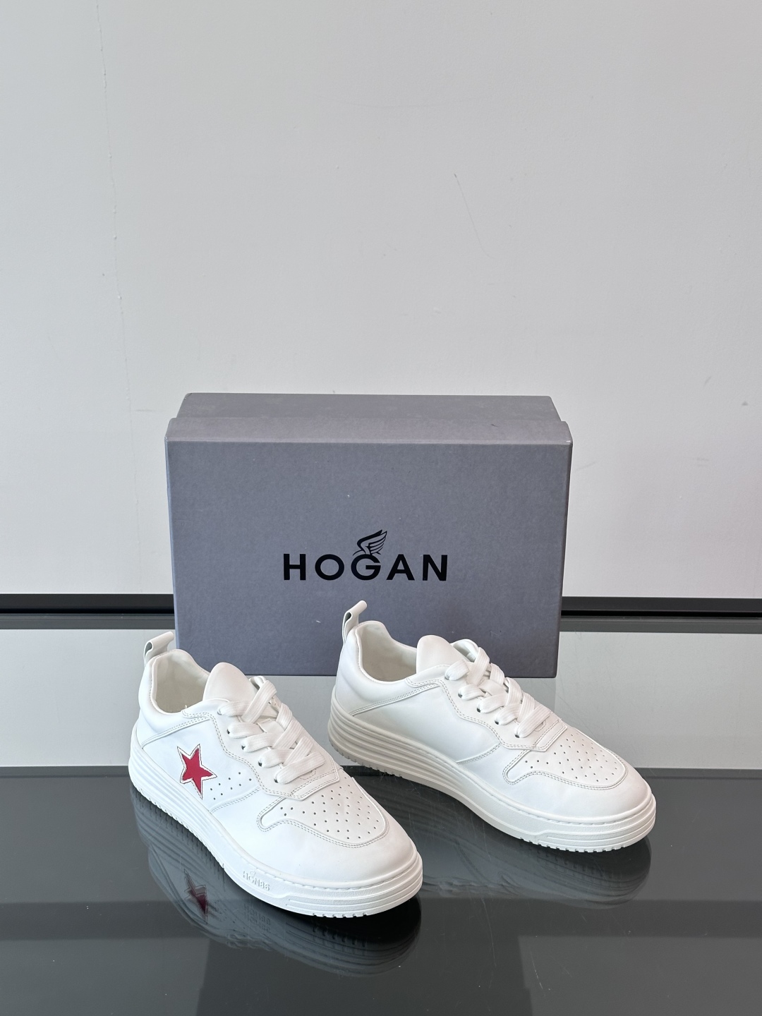 Hogan/霍根厚底休闲运动鞋，脚感轻盈，增高效果满分，小牛皮材质，真皮内里，这款运动鞋汲取复古元素，糅