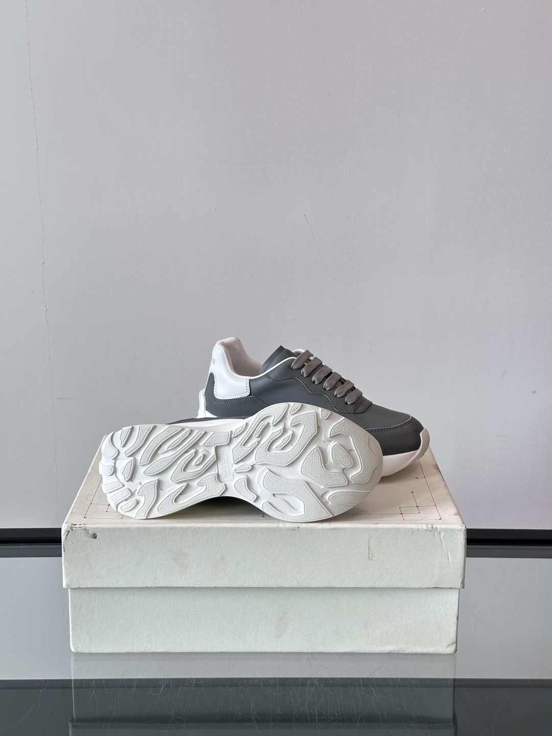 𝐀𝐥𝐞𝐱𝐚𝐧𝐝𝐞𝐫 𝐌𝐜𝐐𝐔𝐄𝐄𝐍亚历山麦昆情侣款‼️ 休闲鞋👟。终极版本 随意PK柜货 麦昆这鞋款一出
