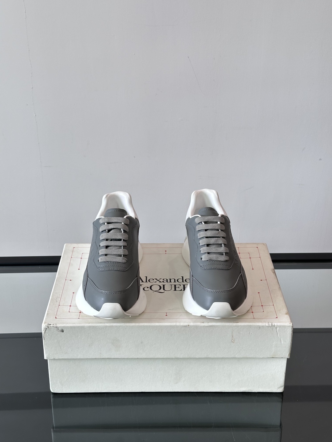 𝐀𝐥𝐞𝐱𝐚𝐧𝐝𝐞𝐫 𝐌𝐜𝐐𝐔𝐄𝐄𝐍亚历山麦昆情侣款‼️ 休闲鞋👟。终极版本 随意PK柜货 麦昆这鞋款一出