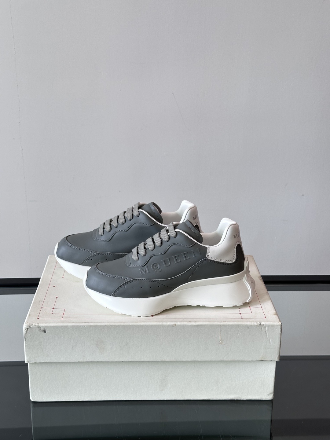 𝐀𝐥𝐞𝐱𝐚𝐧𝐝𝐞𝐫 𝐌𝐜𝐐𝐔𝐄𝐄𝐍亚历山麦昆情侣款‼️ 休闲鞋👟。终极版本 随意PK柜货 麦昆这鞋款一出