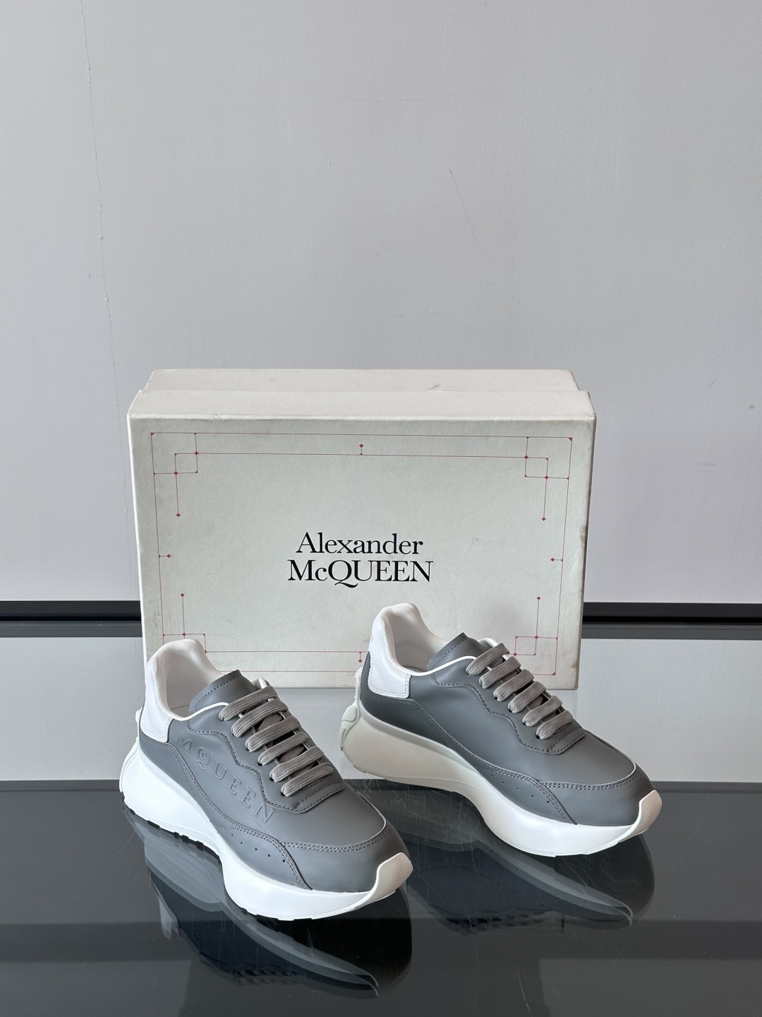 𝐀𝐥𝐞𝐱𝐚𝐧𝐝𝐞𝐫 𝐌𝐜𝐐𝐔𝐄𝐄𝐍亚历山麦昆情侣款‼️ 休闲鞋👟。终极版本 随意PK柜货 麦昆这鞋款一出