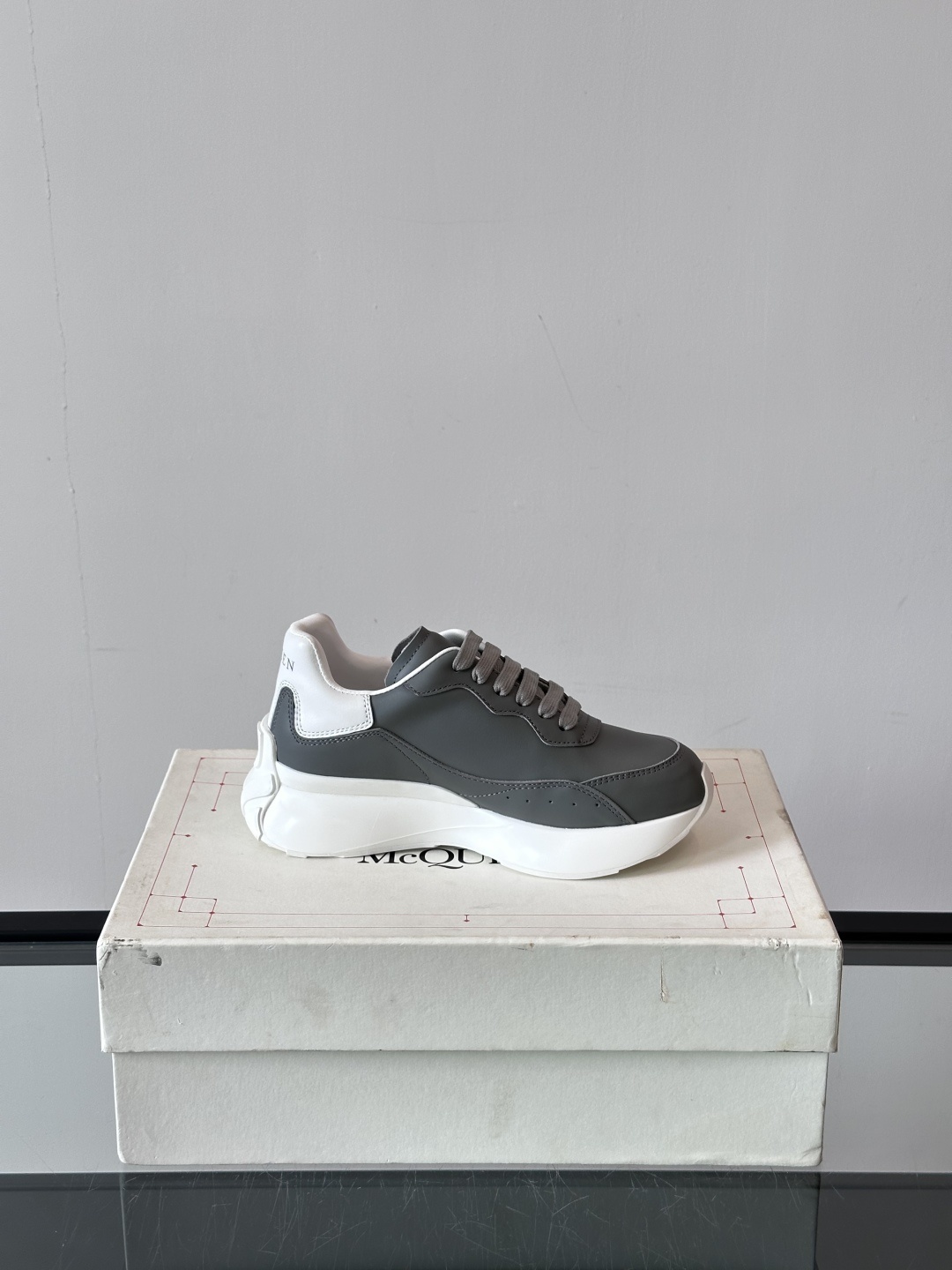 𝐀𝐥𝐞𝐱𝐚𝐧𝐝𝐞𝐫 𝐌𝐜𝐐𝐔𝐄𝐄𝐍亚历山麦昆情侣款‼️ 休闲鞋👟。终极版本 随意PK柜货 麦昆这鞋款一出