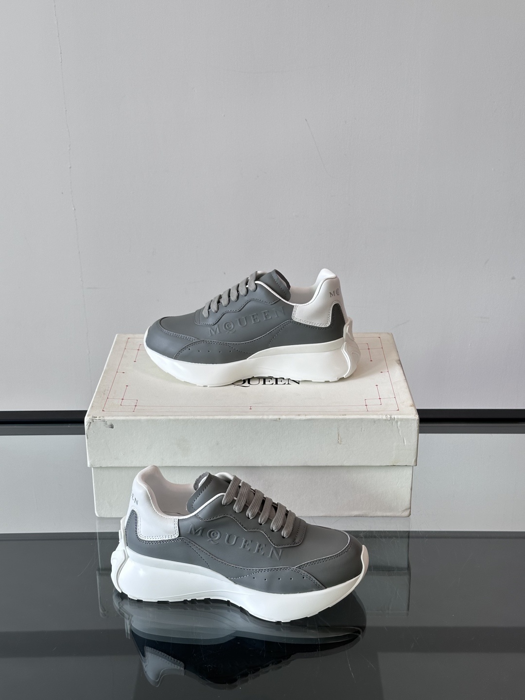 𝐀𝐥𝐞𝐱𝐚𝐧𝐝𝐞𝐫 𝐌𝐜𝐐𝐔𝐄𝐄𝐍亚历山麦昆情侣款‼️ 休闲鞋👟。终极版本 随意PK柜货 麦昆这鞋款一出