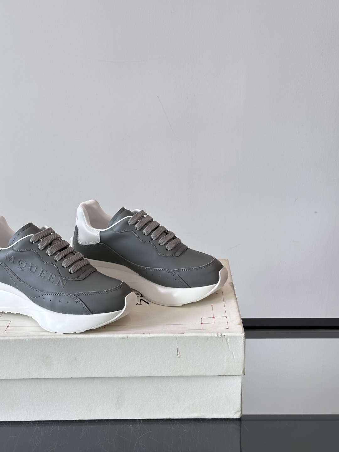 𝐀𝐥𝐞𝐱𝐚𝐧𝐝𝐞𝐫 𝐌𝐜𝐐𝐔𝐄𝐄𝐍亚历山麦昆情侣款‼️ 休闲鞋👟。终极版本 随意PK柜货 麦昆这鞋款一出