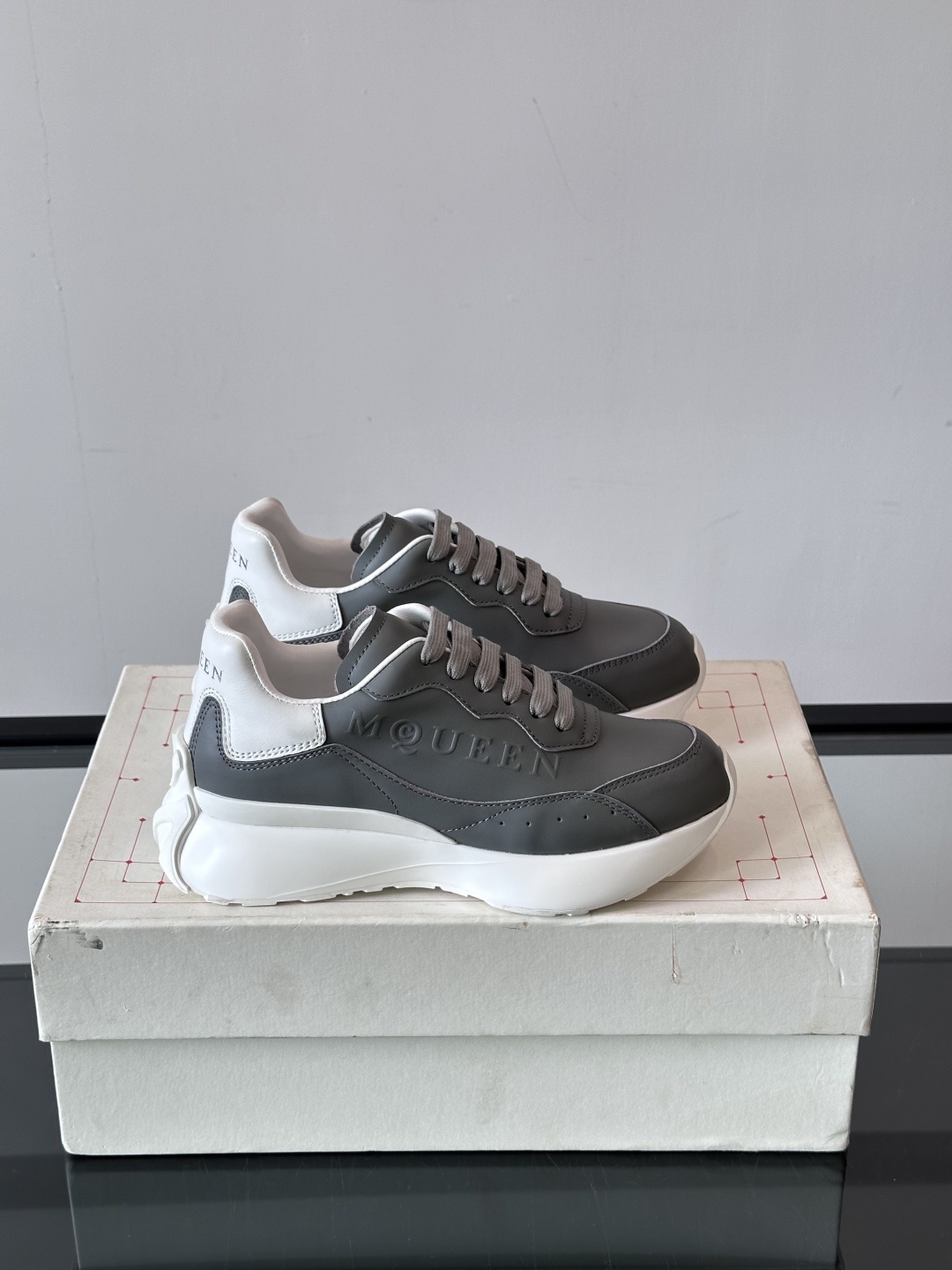 𝐀𝐥𝐞𝐱𝐚𝐧𝐝𝐞𝐫 𝐌𝐜𝐐𝐔𝐄𝐄𝐍亚历山麦昆情侣款‼️ 休闲鞋👟。终极版本 随意PK柜货 麦昆这鞋款一出