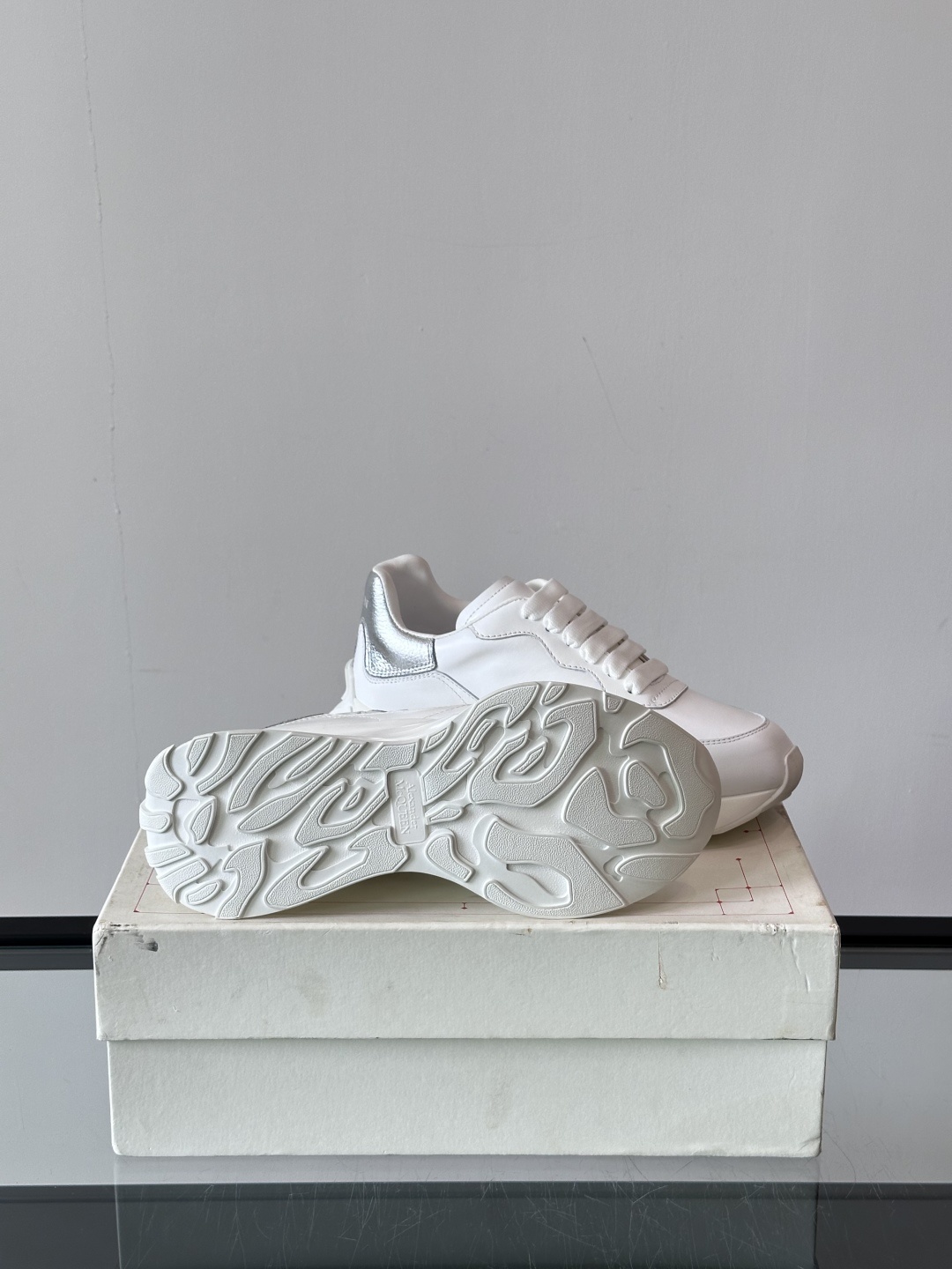 𝐀𝐥𝐞𝐱𝐚𝐧𝐝𝐞𝐫 𝐌𝐜𝐐𝐔𝐄𝐄𝐍亚历山麦昆情侣款‼️ 休闲鞋👟。终极版本 随意PK柜货 麦昆这鞋款一出