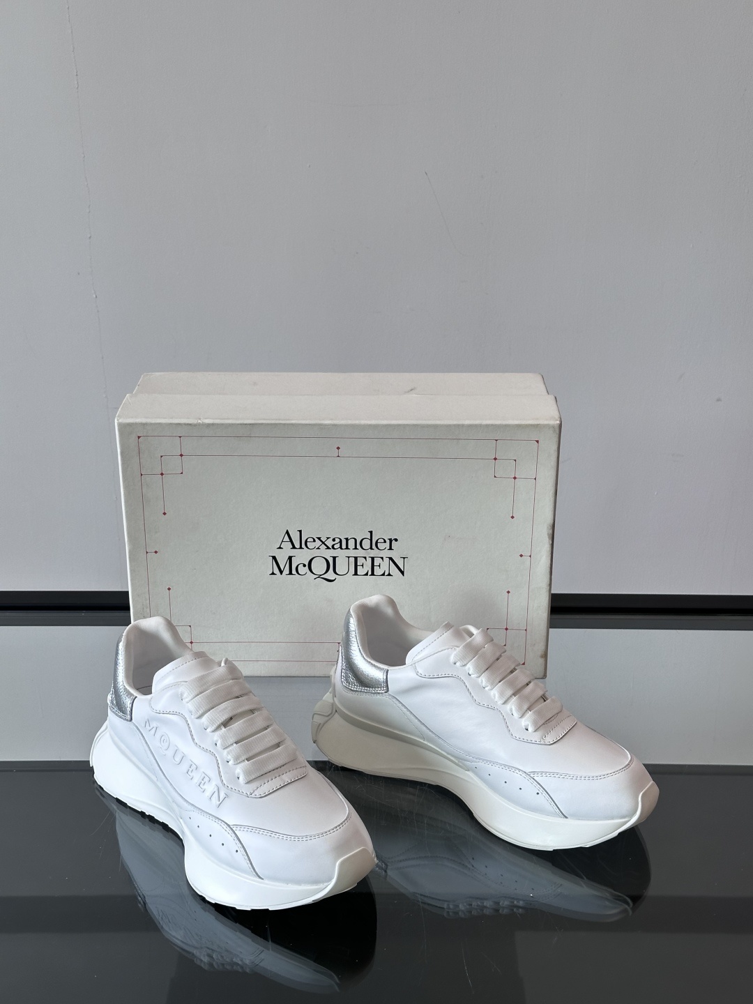 𝐀𝐥𝐞𝐱𝐚𝐧𝐝𝐞𝐫 𝐌𝐜𝐐𝐔𝐄𝐄𝐍亚历山麦昆情侣款‼️ 休闲鞋👟。终极版本 随意PK柜货 麦昆这鞋款一出