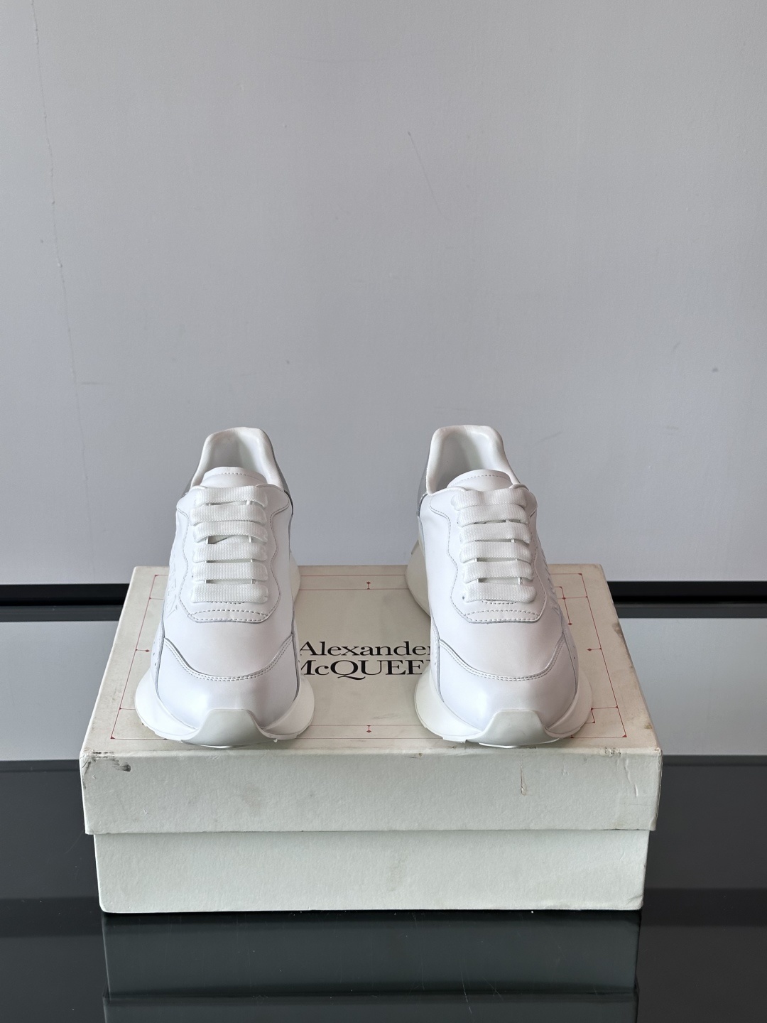 𝐀𝐥𝐞𝐱𝐚𝐧𝐝𝐞𝐫 𝐌𝐜𝐐𝐔𝐄𝐄𝐍亚历山麦昆情侣款‼️ 休闲鞋👟。终极版本 随意PK柜货 麦昆这鞋款一出