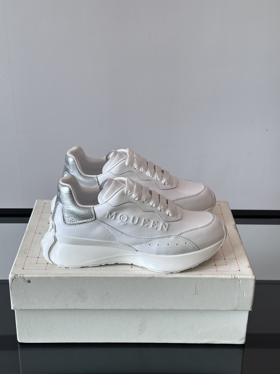 𝐀𝐥𝐞𝐱𝐚𝐧𝐝𝐞𝐫 𝐌𝐜𝐐𝐔𝐄𝐄𝐍亚历山麦昆情侣款‼️ 休闲鞋👟。终极版本 随意PK柜货 麦昆这鞋款一出