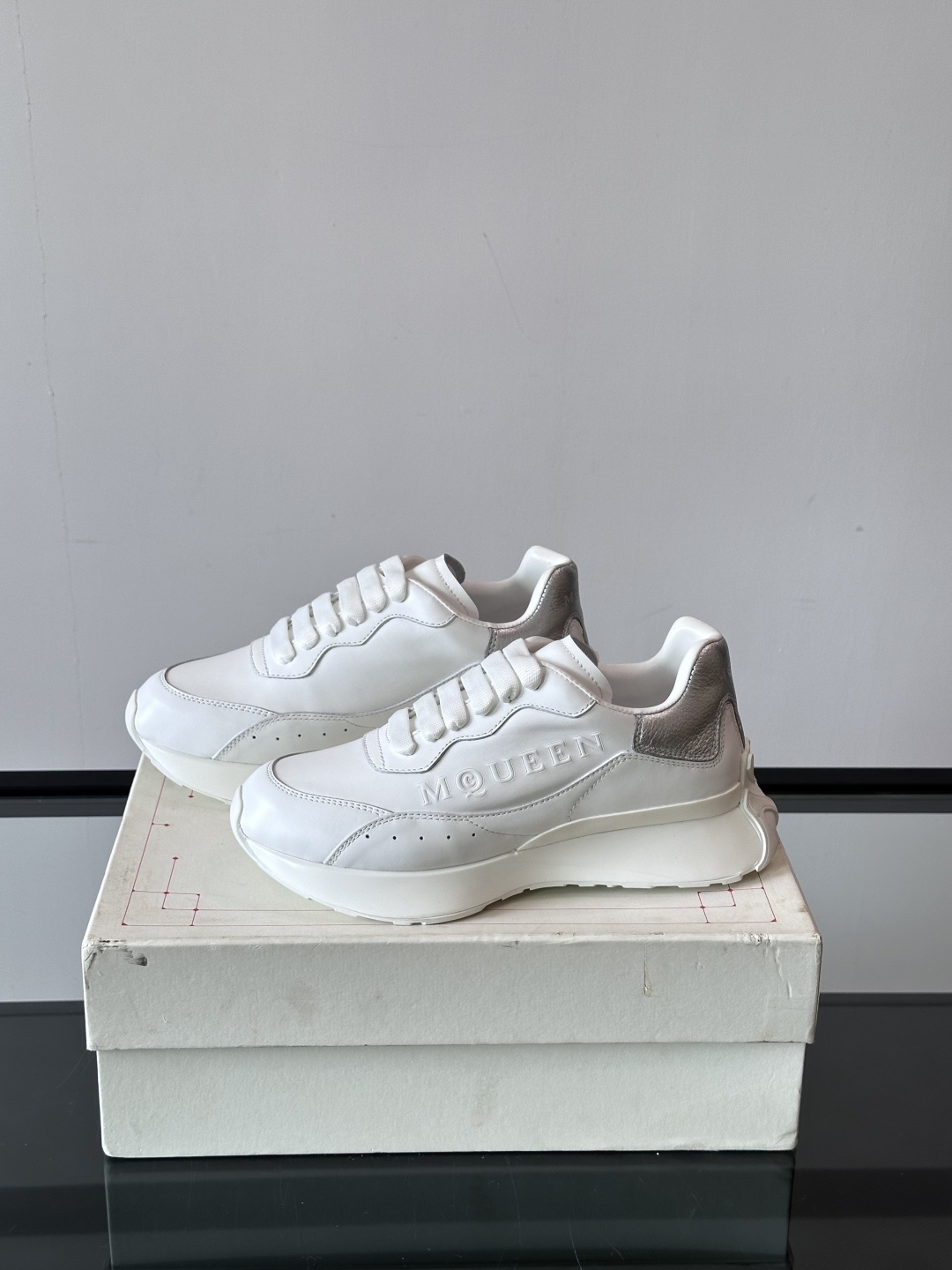 𝐀𝐥𝐞𝐱𝐚𝐧𝐝𝐞𝐫 𝐌𝐜𝐐𝐔𝐄𝐄𝐍亚历山麦昆情侣款‼️ 休闲鞋👟。终极版本 随意PK柜货 麦昆这鞋款一出