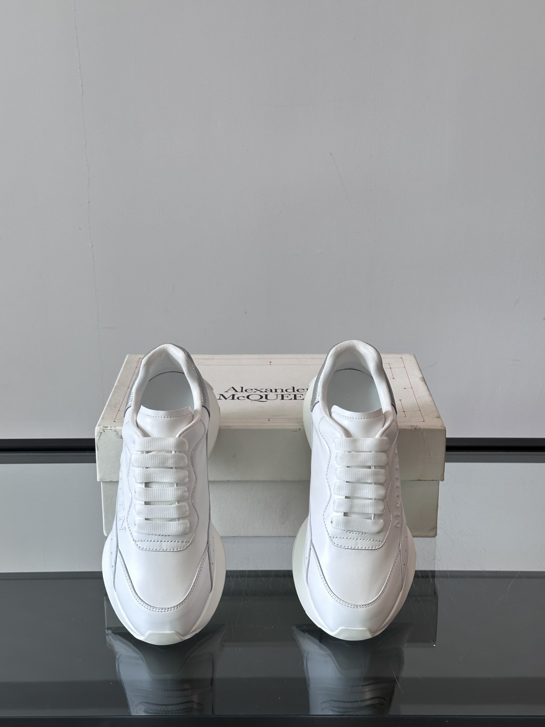 𝐀𝐥𝐞𝐱𝐚𝐧𝐝𝐞𝐫 𝐌𝐜𝐐𝐔𝐄𝐄𝐍亚历山麦昆情侣款‼️ 休闲鞋👟。终极版本 随意PK柜货 麦昆这鞋款一出