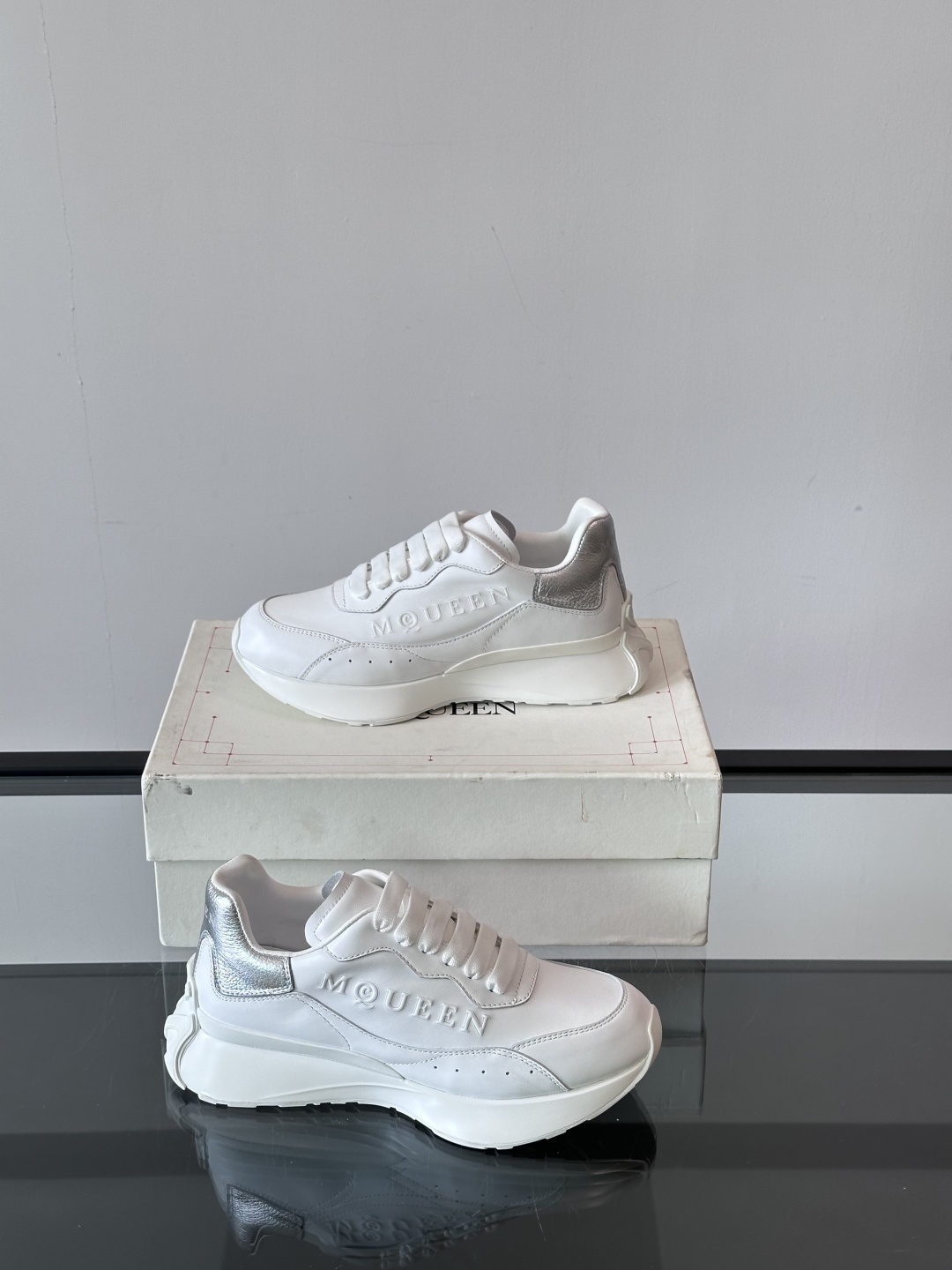 𝐀𝐥𝐞𝐱𝐚𝐧𝐝𝐞𝐫 𝐌𝐜𝐐𝐔𝐄𝐄𝐍亚历山麦昆情侣款‼️ 休闲鞋👟。终极版本 随意PK柜货 麦昆这鞋款一出