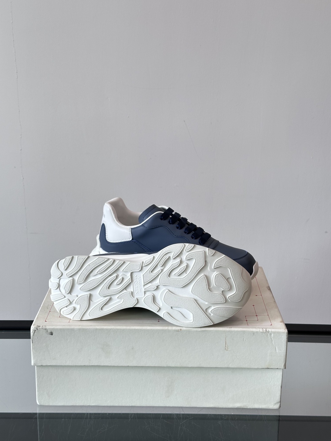 𝐀𝐥𝐞𝐱𝐚𝐧𝐝𝐞𝐫 𝐌𝐜𝐐𝐔𝐄𝐄𝐍亚历山麦昆情侣款‼️ 休闲鞋👟。终极版本 随意PK柜货 麦昆这鞋款一出