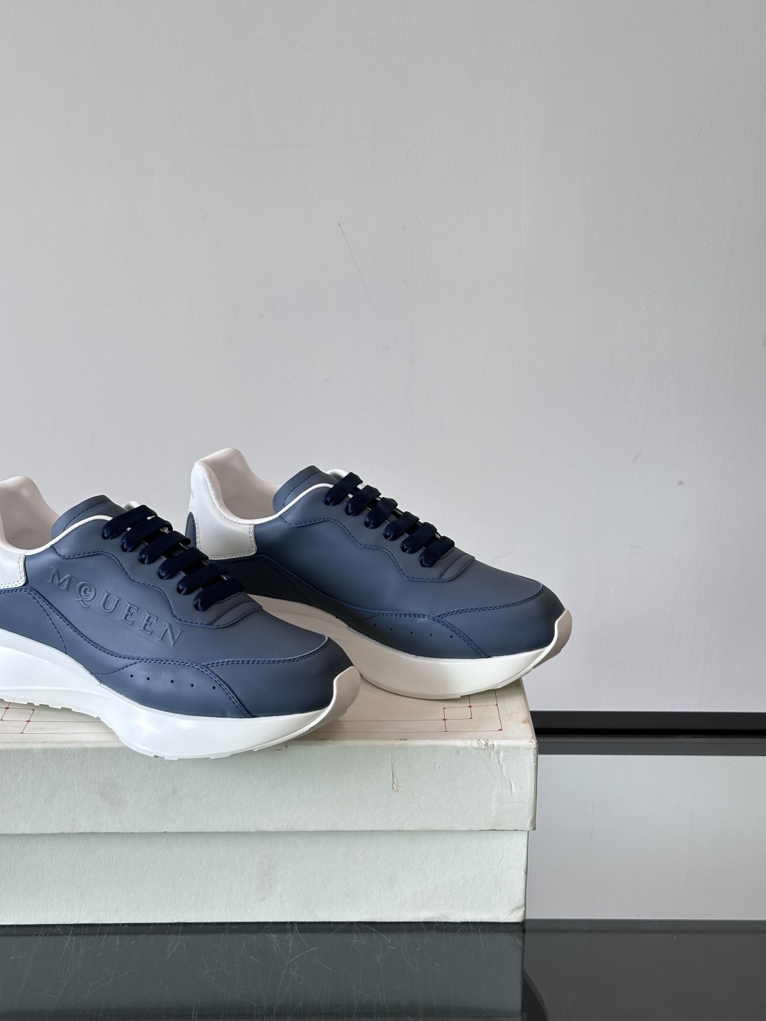 𝐀𝐥𝐞𝐱𝐚𝐧𝐝𝐞𝐫 𝐌𝐜𝐐𝐔𝐄𝐄𝐍亚历山麦昆情侣款‼️ 休闲鞋👟。终极版本 随意PK柜货 麦昆这鞋款一出