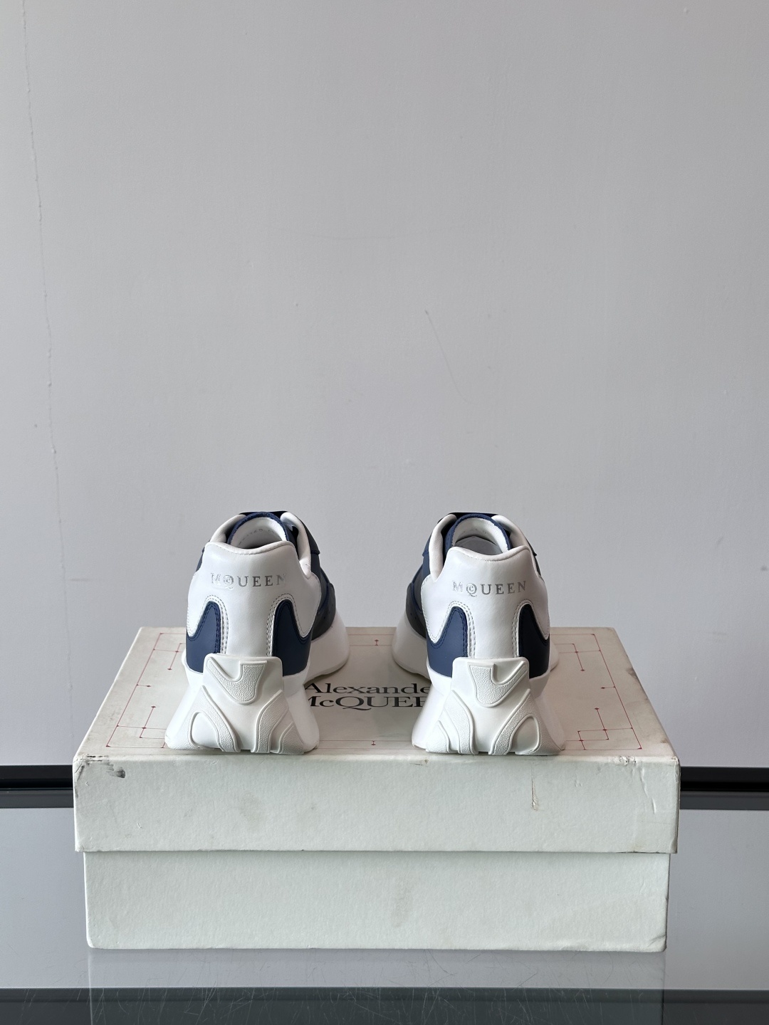 𝐀𝐥𝐞𝐱𝐚𝐧𝐝𝐞𝐫 𝐌𝐜𝐐𝐔𝐄𝐄𝐍亚历山麦昆情侣款‼️ 休闲鞋👟。终极版本 随意PK柜货 麦昆这鞋款一出
