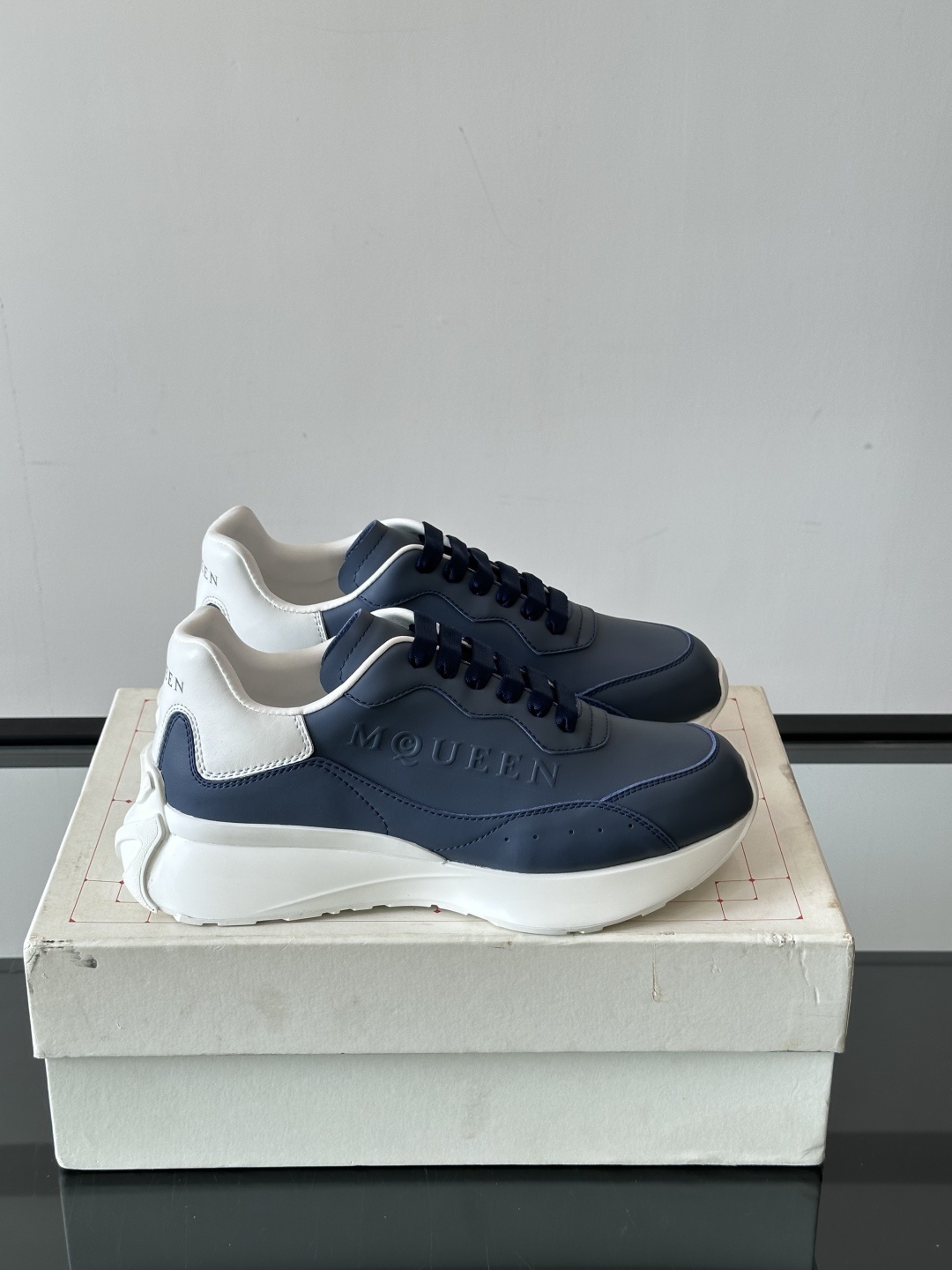 𝐀𝐥𝐞𝐱𝐚𝐧𝐝𝐞𝐫 𝐌𝐜𝐐𝐔𝐄𝐄𝐍亚历山麦昆情侣款‼️ 休闲鞋👟。终极版本 随意PK柜货 麦昆这鞋款一出