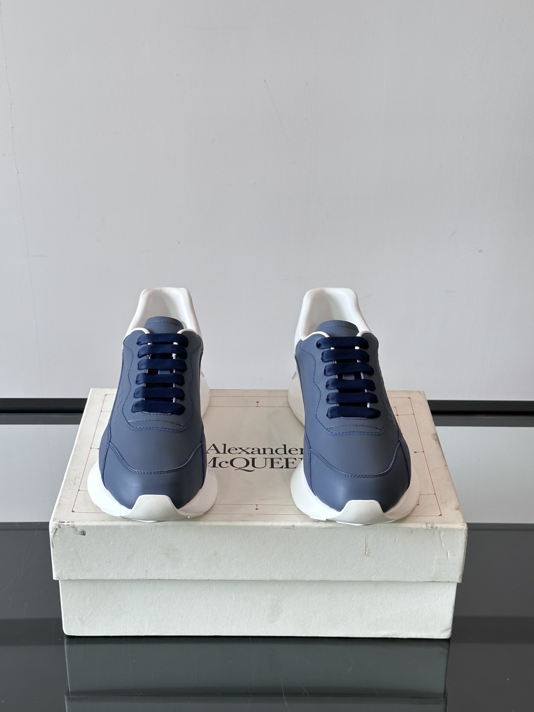 𝐀𝐥𝐞𝐱𝐚𝐧𝐝𝐞𝐫 𝐌𝐜𝐐𝐔𝐄𝐄𝐍亚历山麦昆情侣款‼️ 休闲鞋👟。终极版本 随意PK柜货 麦昆这鞋款一出