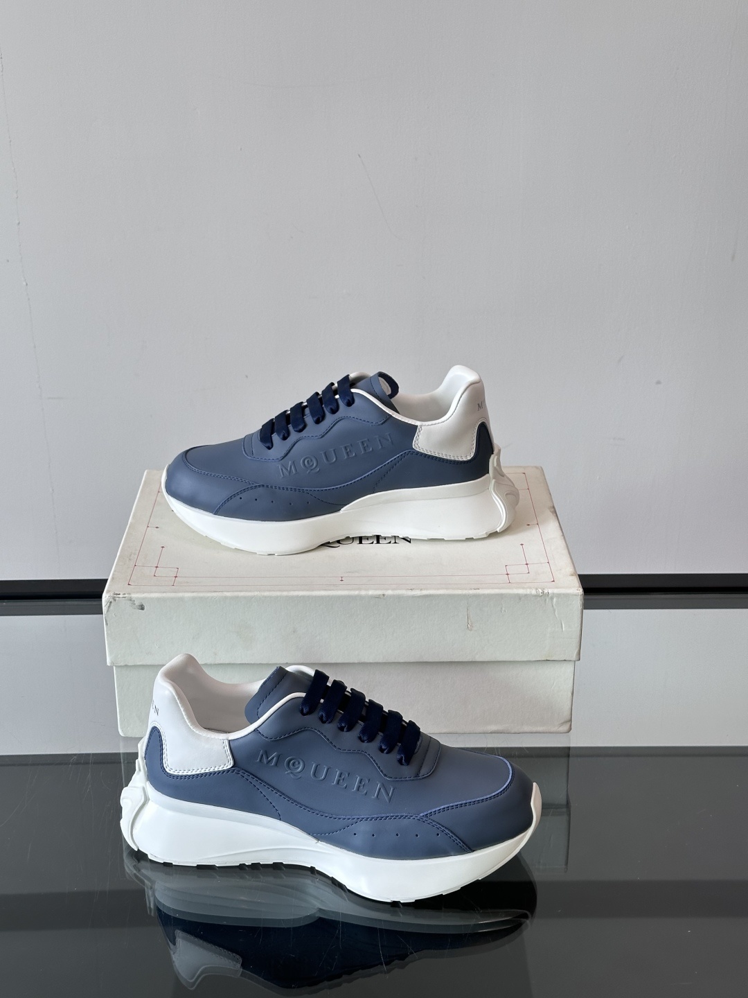 𝐀𝐥𝐞𝐱𝐚𝐧𝐝𝐞𝐫 𝐌𝐜𝐐𝐔𝐄𝐄𝐍亚历山麦昆情侣款‼️ 休闲鞋👟。终极版本 随意PK柜货 麦昆这鞋款一出