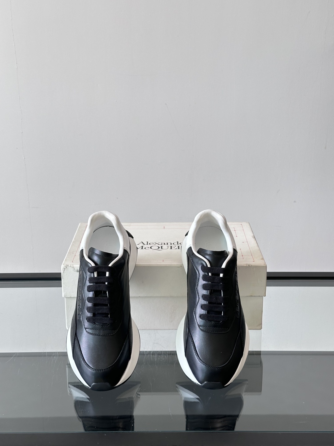 𝐀𝐥𝐞𝐱𝐚𝐧𝐝𝐞𝐫 𝐌𝐜𝐐𝐔𝐄𝐄𝐍亚历山麦昆情侣款‼️ 休闲鞋👟。终极版本 随意PK柜货 麦昆这鞋款一出