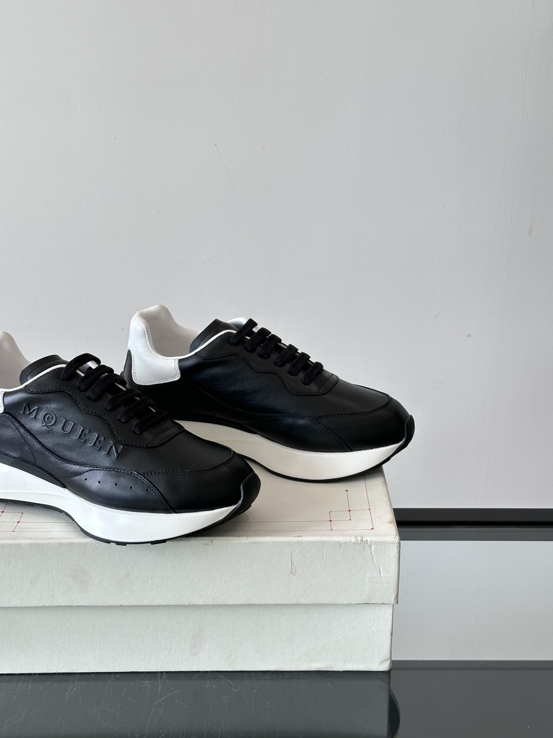 𝐀𝐥𝐞𝐱𝐚𝐧𝐝𝐞𝐫 𝐌𝐜𝐐𝐔𝐄𝐄𝐍亚历山麦昆情侣款‼️ 休闲鞋👟。终极版本 随意PK柜货 麦昆这鞋款一出