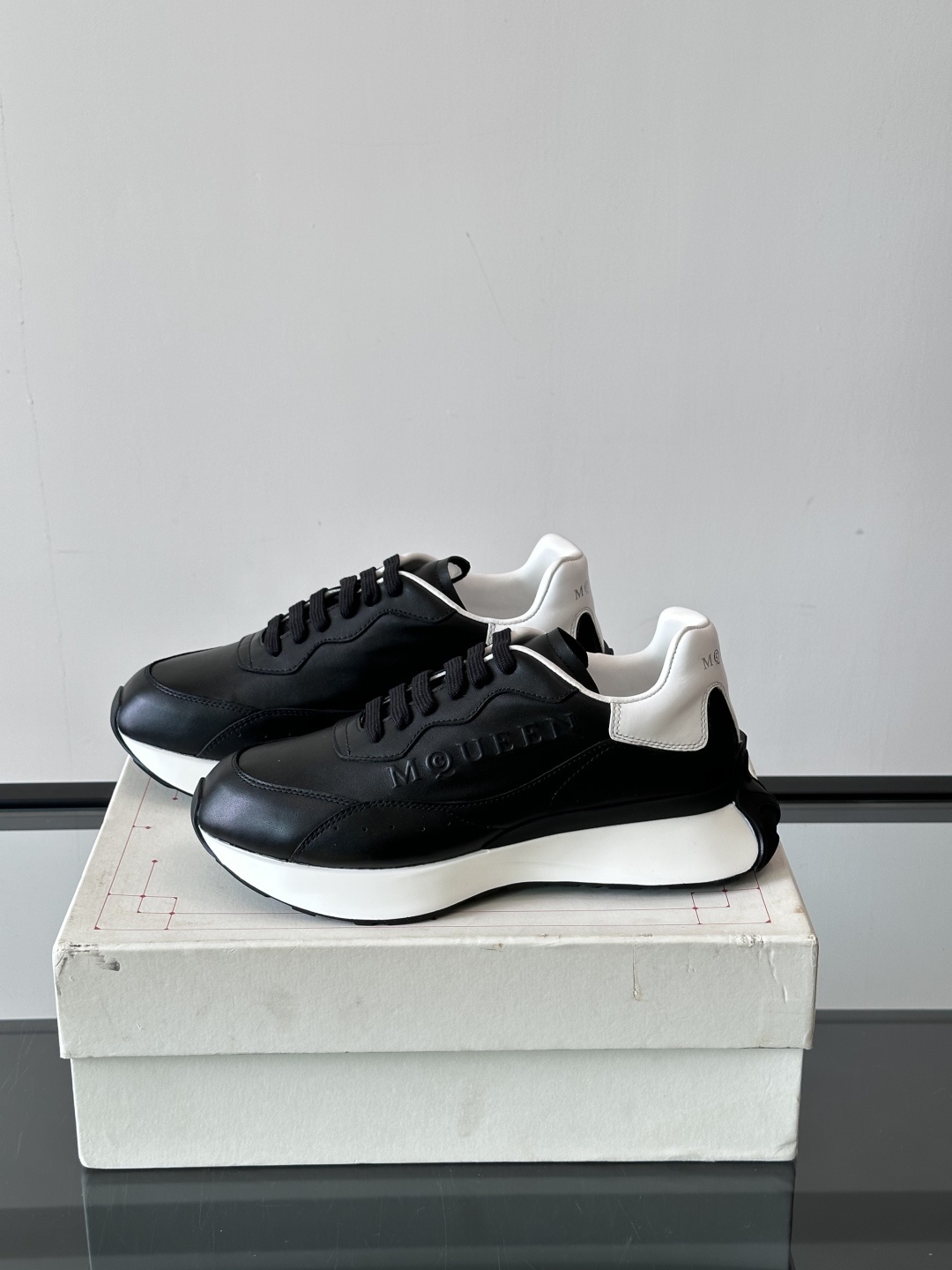 𝐀𝐥𝐞𝐱𝐚𝐧𝐝𝐞𝐫 𝐌𝐜𝐐𝐔𝐄𝐄𝐍亚历山麦昆情侣款‼️ 休闲鞋👟。终极版本 随意PK柜货 麦昆这鞋款一出