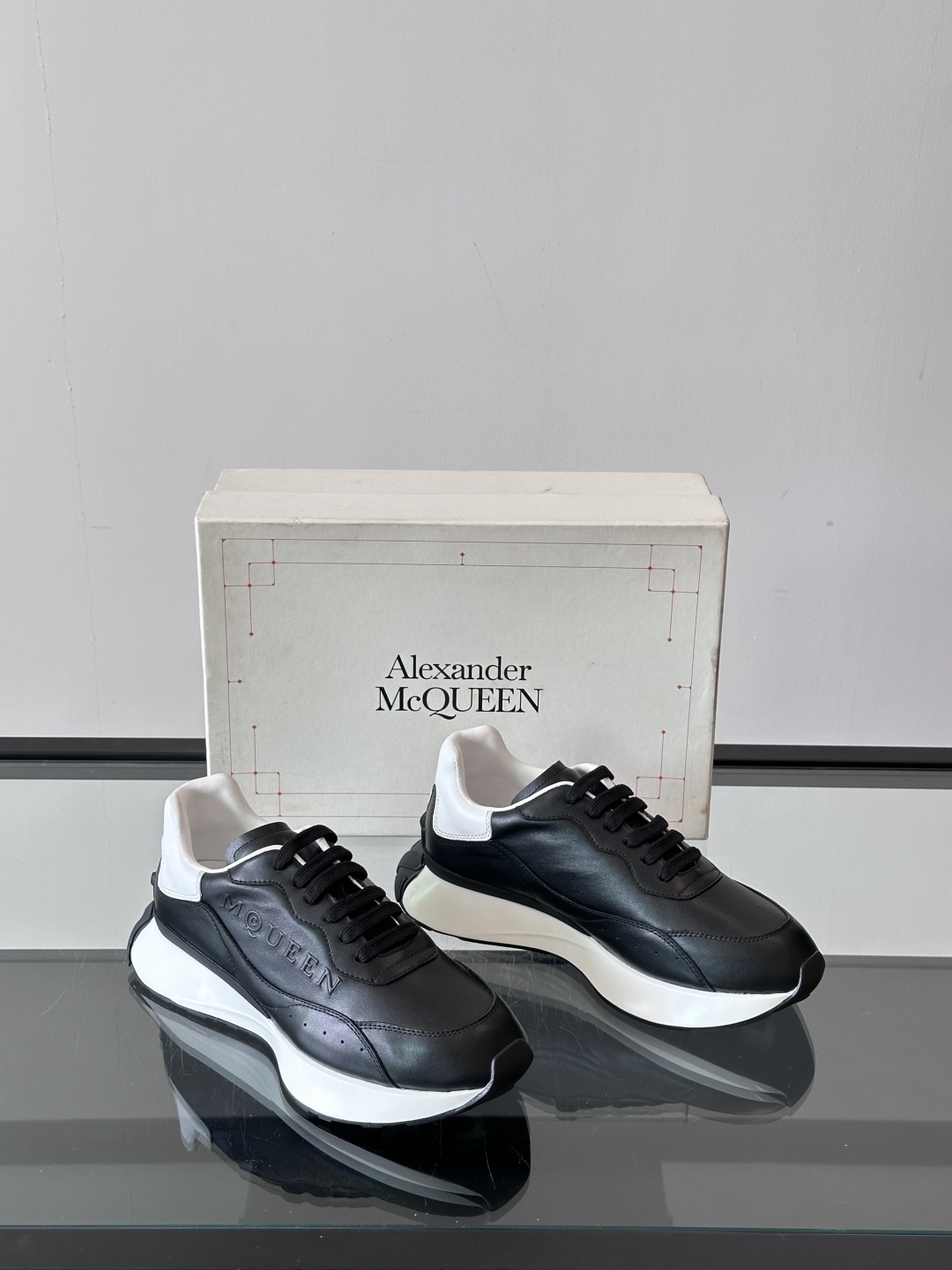 𝐀𝐥𝐞𝐱𝐚𝐧𝐝𝐞𝐫 𝐌𝐜𝐐𝐔𝐄𝐄𝐍亚历山麦昆情侣款‼️ 休闲鞋👟。终极版本 随意PK柜货 麦昆这鞋款一出