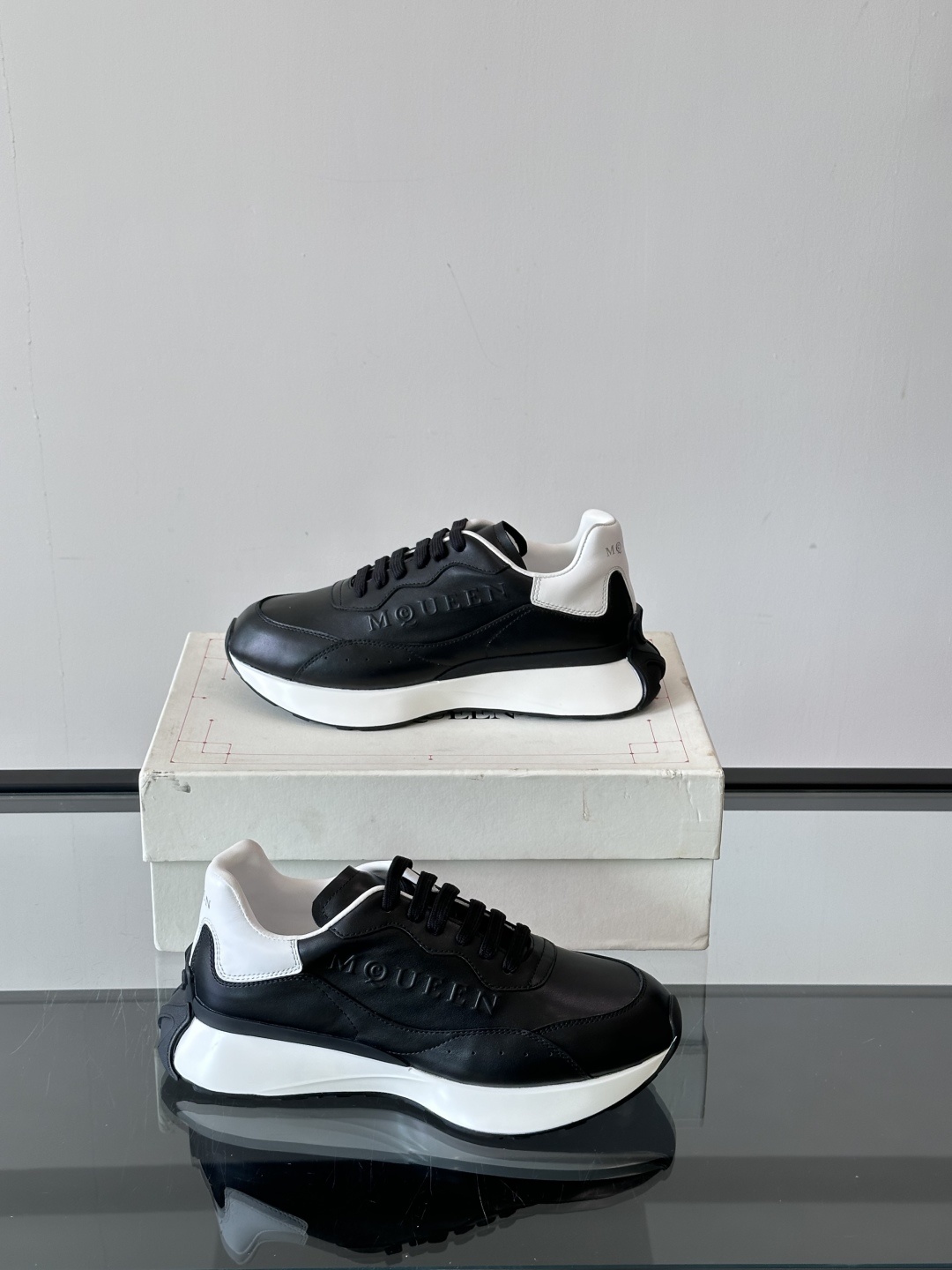 𝐀𝐥𝐞𝐱𝐚𝐧𝐝𝐞𝐫 𝐌𝐜𝐐𝐔𝐄𝐄𝐍亚历山麦昆情侣款‼️ 休闲鞋👟。终极版本 随意PK柜货 麦昆这鞋款一出