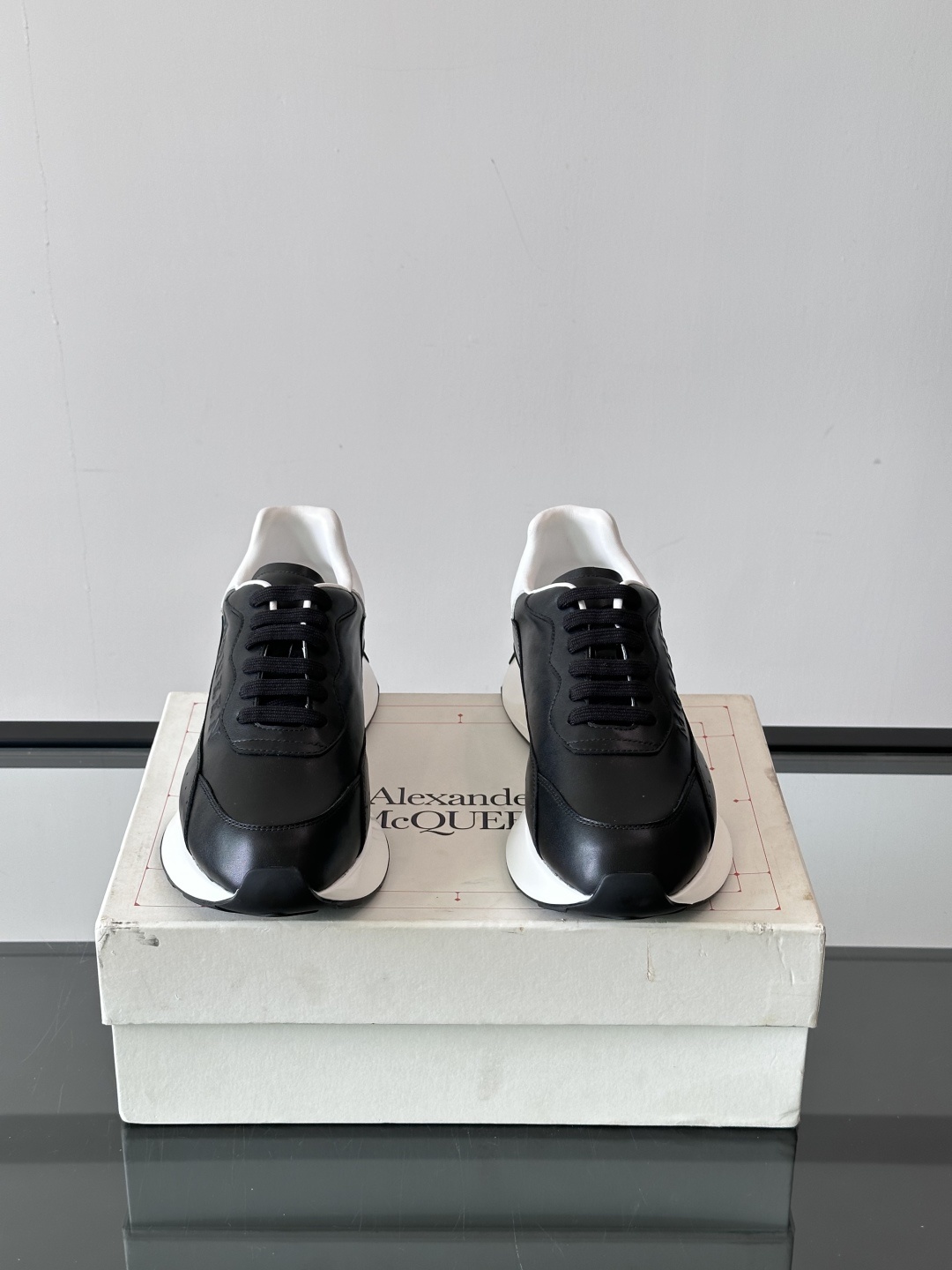 𝐀𝐥𝐞𝐱𝐚𝐧𝐝𝐞𝐫 𝐌𝐜𝐐𝐔𝐄𝐄𝐍亚历山麦昆情侣款‼️ 休闲鞋👟。终极版本 随意PK柜货 麦昆这鞋款一出