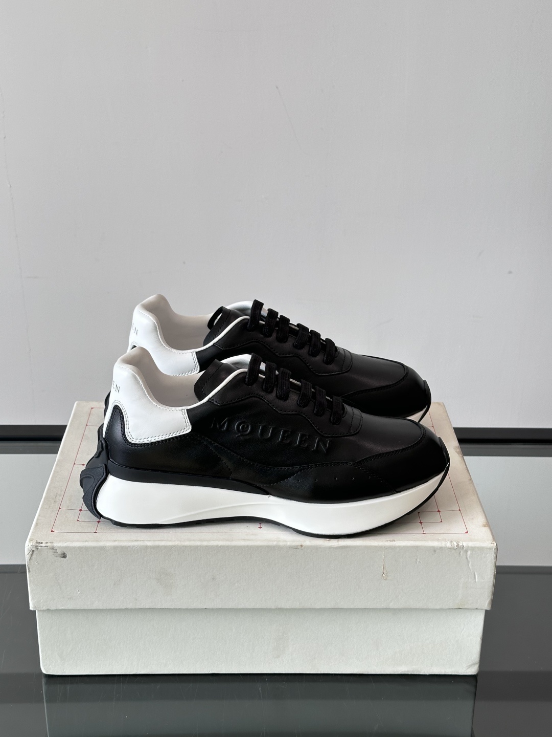 𝐀𝐥𝐞𝐱𝐚𝐧𝐝𝐞𝐫 𝐌𝐜𝐐𝐔𝐄𝐄𝐍亚历山麦昆情侣款‼️ 休闲鞋👟。终极版本 随意PK柜货 麦昆这鞋款一出