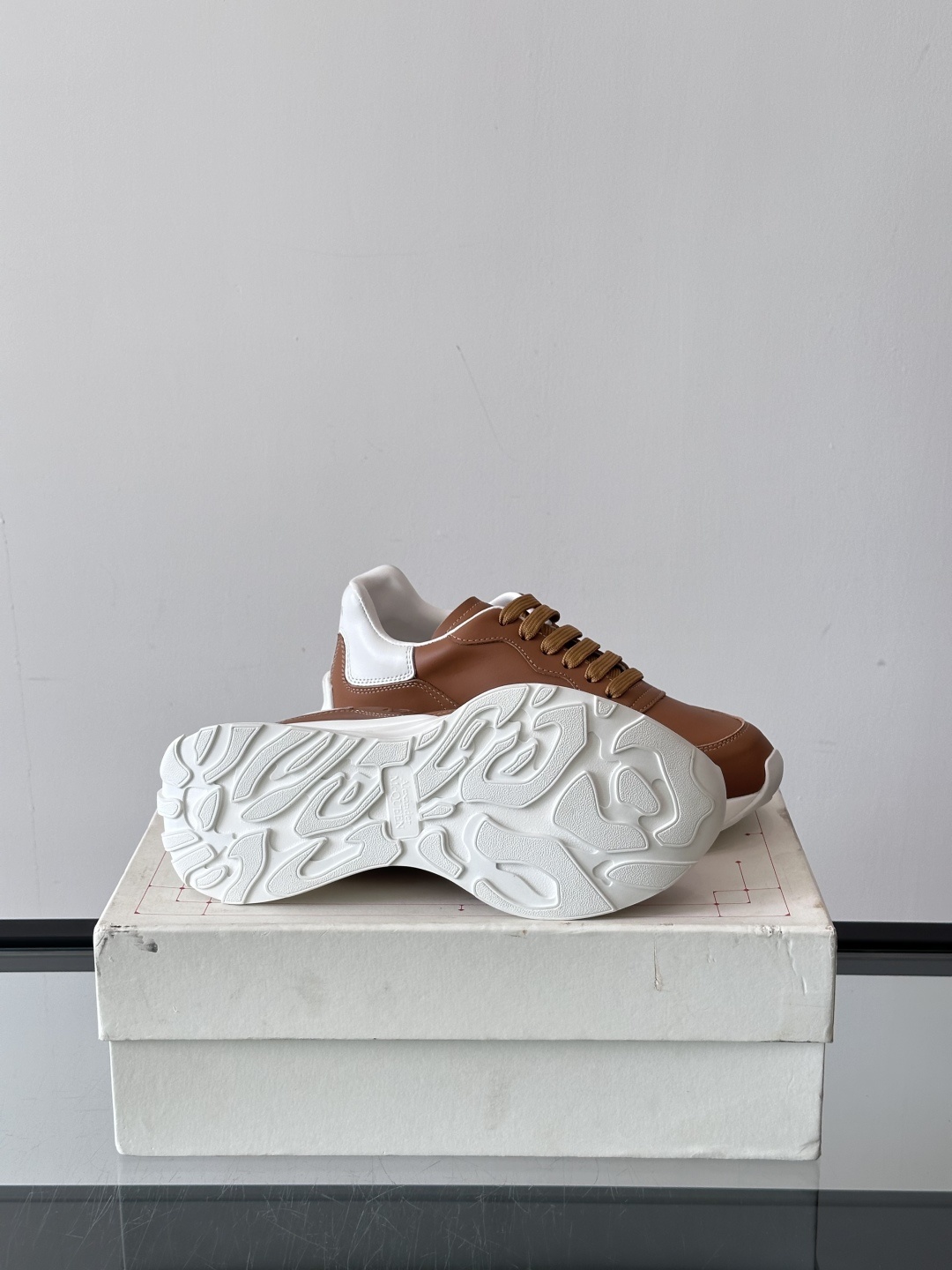 𝐀𝐥𝐞𝐱𝐚𝐧𝐝𝐞𝐫 𝐌𝐜𝐐𝐔𝐄𝐄𝐍亚历山麦昆情侣款‼️ 休闲鞋👟。终极版本 随意PK柜货 麦昆这鞋款一出