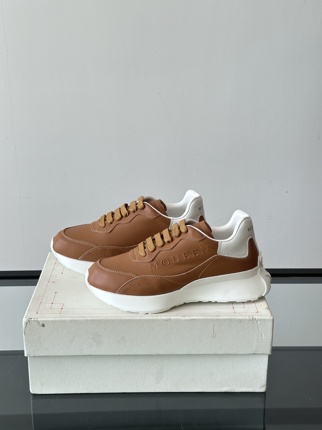 𝐀𝐥𝐞𝐱𝐚𝐧𝐝𝐞𝐫 𝐌𝐜𝐐𝐔𝐄𝐄𝐍亚历山麦昆情侣款‼️ 休闲鞋👟。终极版本 随意PK柜货 麦昆这鞋款一出