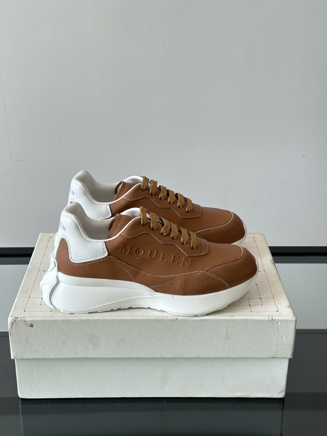 𝐀𝐥𝐞𝐱𝐚𝐧𝐝𝐞𝐫 𝐌𝐜𝐐𝐔𝐄𝐄𝐍亚历山麦昆情侣款‼️ 休闲鞋👟。终极版本 随意PK柜货 麦昆这鞋款一出