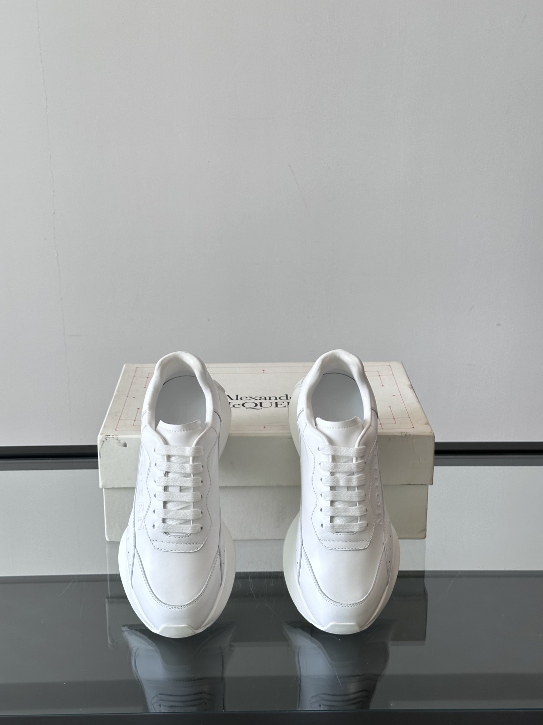 𝐀𝐥𝐞𝐱𝐚𝐧𝐝𝐞𝐫 𝐌𝐜𝐐𝐔𝐄𝐄𝐍亚历山麦昆情侣款‼️ 休闲鞋👟。终极版本 随意PK柜货 麦昆这鞋款一出