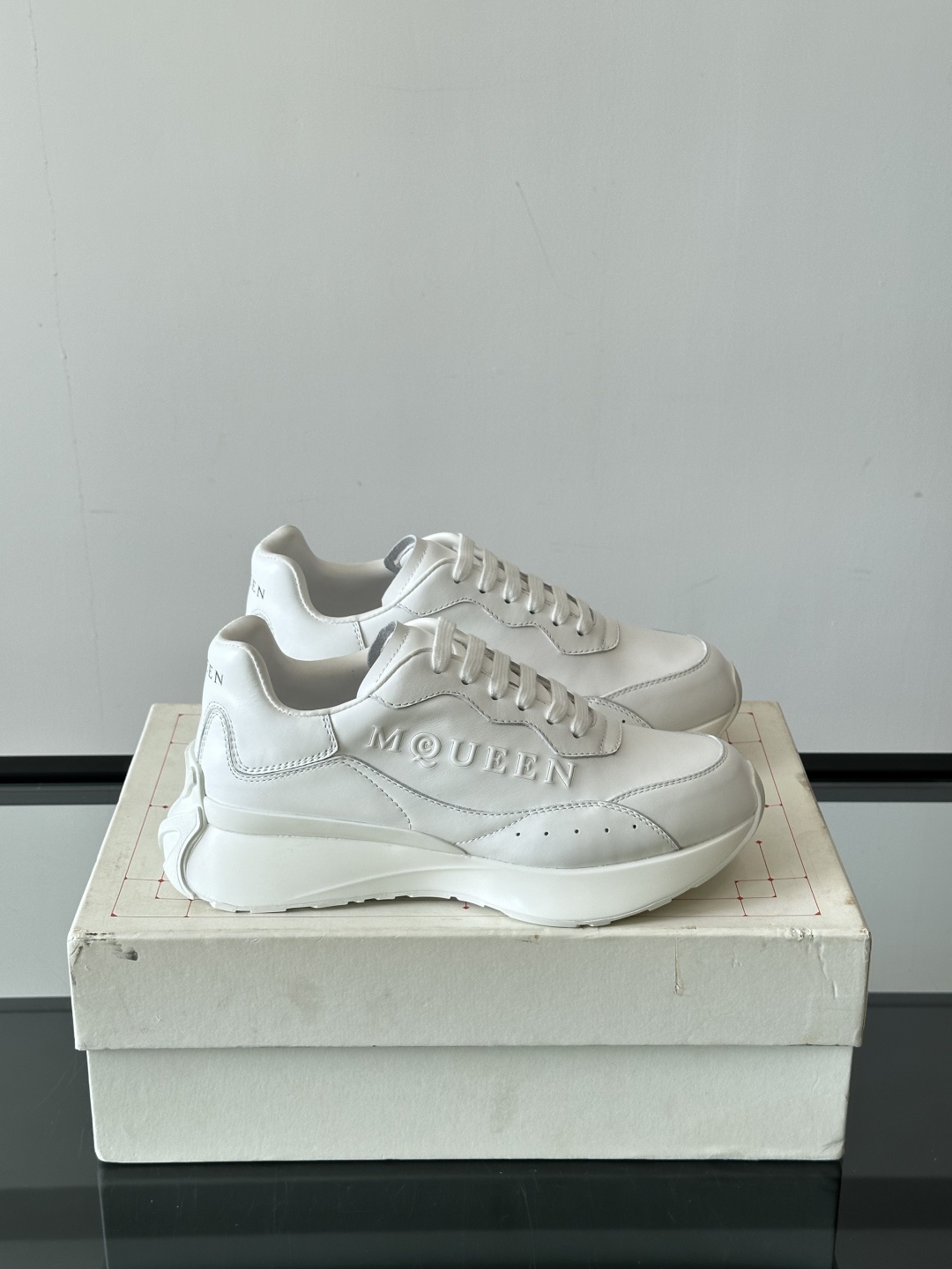 𝐀𝐥𝐞𝐱𝐚𝐧𝐝𝐞𝐫 𝐌𝐜𝐐𝐔𝐄𝐄𝐍亚历山麦昆情侣款‼️ 休闲鞋👟。终极版本 随意PK柜货 麦昆这鞋款一出