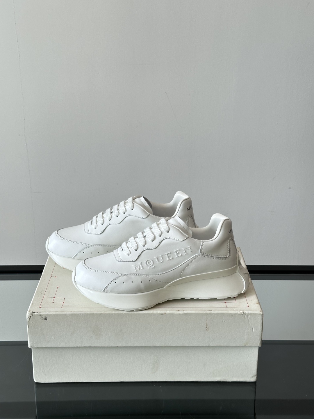 𝐀𝐥𝐞𝐱𝐚𝐧𝐝𝐞𝐫 𝐌𝐜𝐐𝐔𝐄𝐄𝐍亚历山麦昆情侣款‼️ 休闲鞋👟。终极版本 随意PK柜货 麦昆这鞋款一出