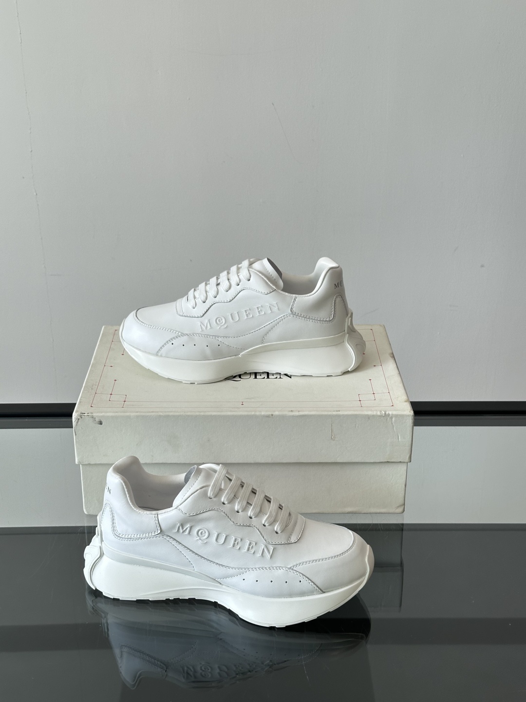 𝐀𝐥𝐞𝐱𝐚𝐧𝐝𝐞𝐫 𝐌𝐜𝐐𝐔𝐄𝐄𝐍亚历山麦昆情侣款‼️ 休闲鞋👟。终极版本 随意PK柜货 麦昆这鞋款一出