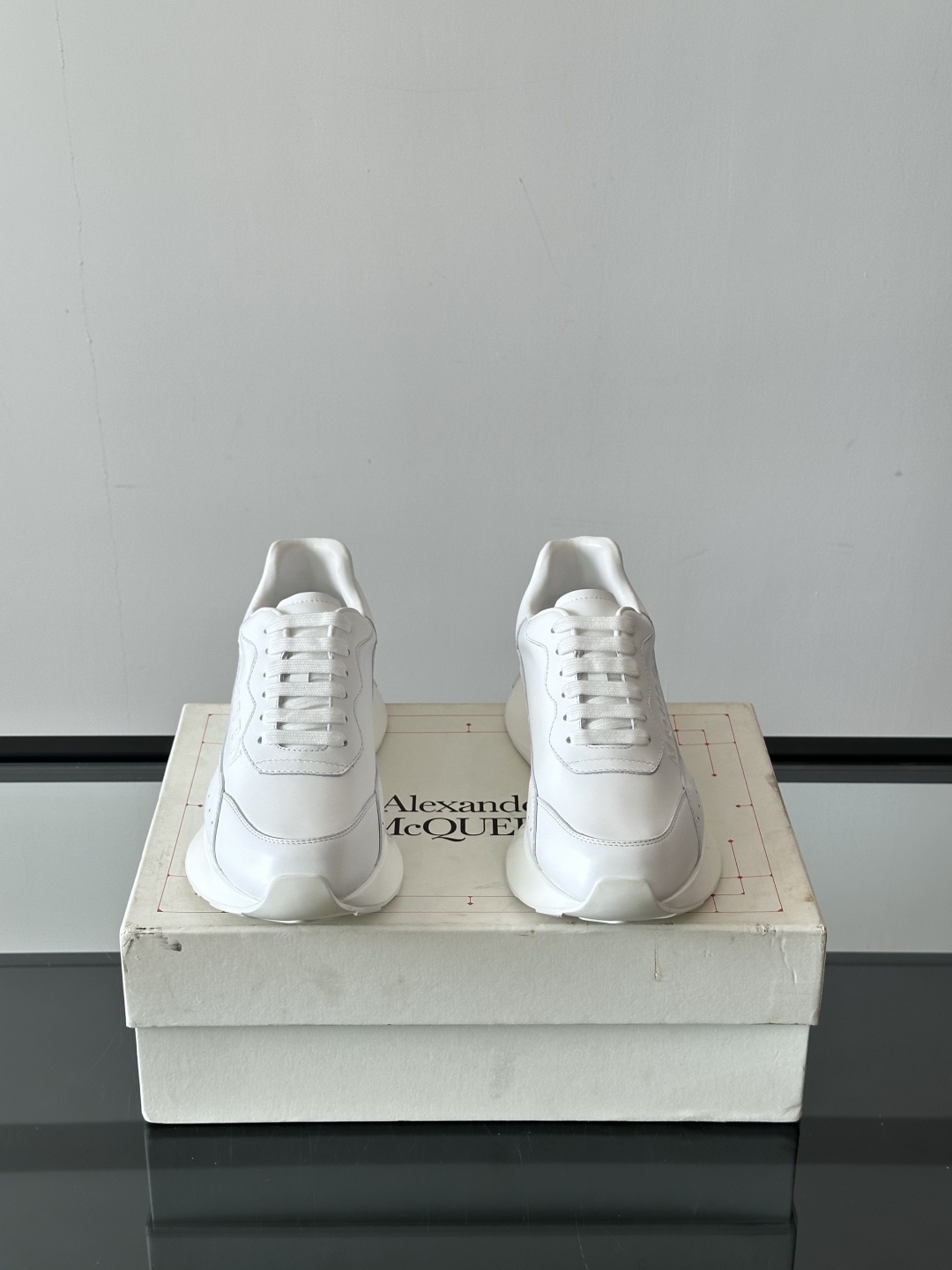 𝐀𝐥𝐞𝐱𝐚𝐧𝐝𝐞𝐫 𝐌𝐜𝐐𝐔𝐄𝐄𝐍亚历山麦昆情侣款‼️ 休闲鞋👟。终极版本 随意PK柜货 麦昆这鞋款一出