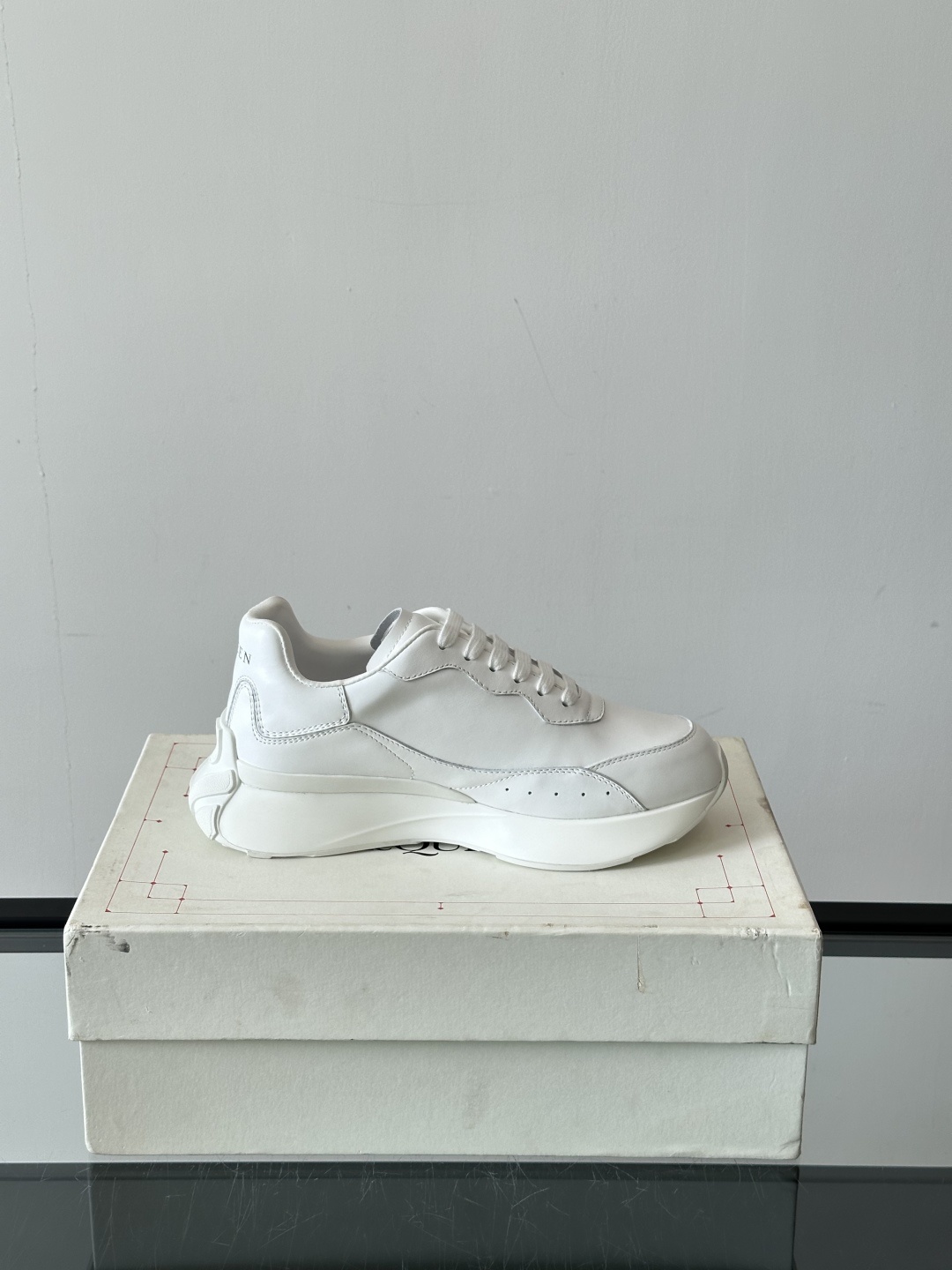 𝐀𝐥𝐞𝐱𝐚𝐧𝐝𝐞𝐫 𝐌𝐜𝐐𝐔𝐄𝐄𝐍亚历山麦昆情侣款‼️ 休闲鞋👟。终极版本 随意PK柜货 麦昆这鞋款一出