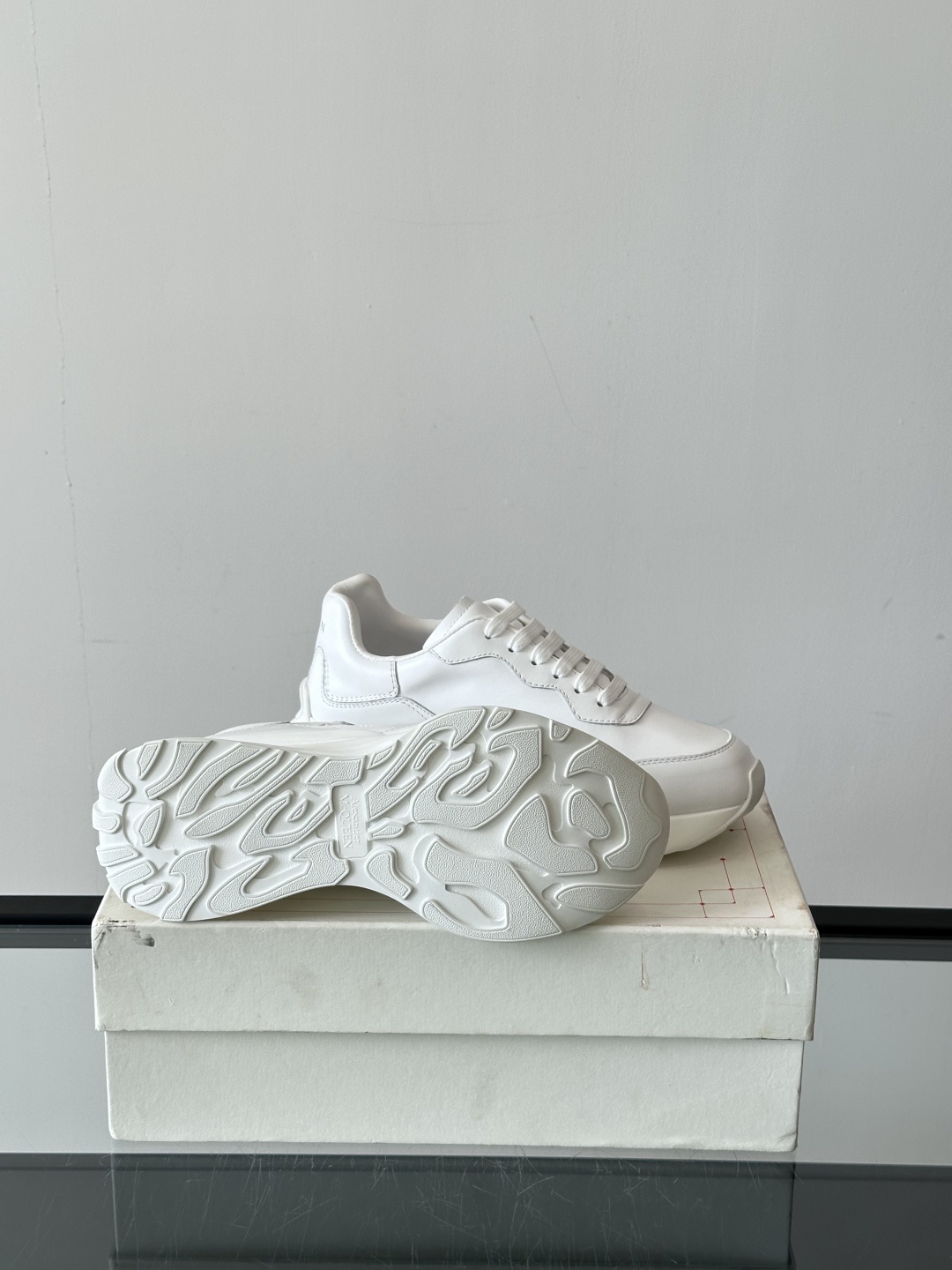 𝐀𝐥𝐞𝐱𝐚𝐧𝐝𝐞𝐫 𝐌𝐜𝐐𝐔𝐄𝐄𝐍亚历山麦昆情侣款‼️ 休闲鞋👟。终极版本 随意PK柜货 麦昆这鞋款一出