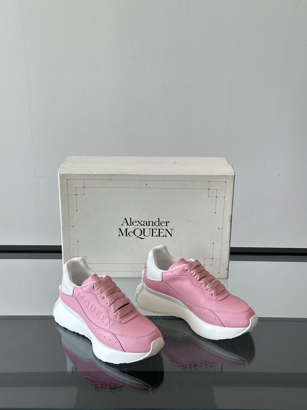 𝐀𝐥𝐞𝐱𝐚𝐧𝐝𝐞𝐫 𝐌𝐜𝐐𝐔𝐄𝐄𝐍亚历山麦昆情侣款‼️ 休闲鞋👟。终极版本 随意PK柜货 麦昆这鞋款一出
