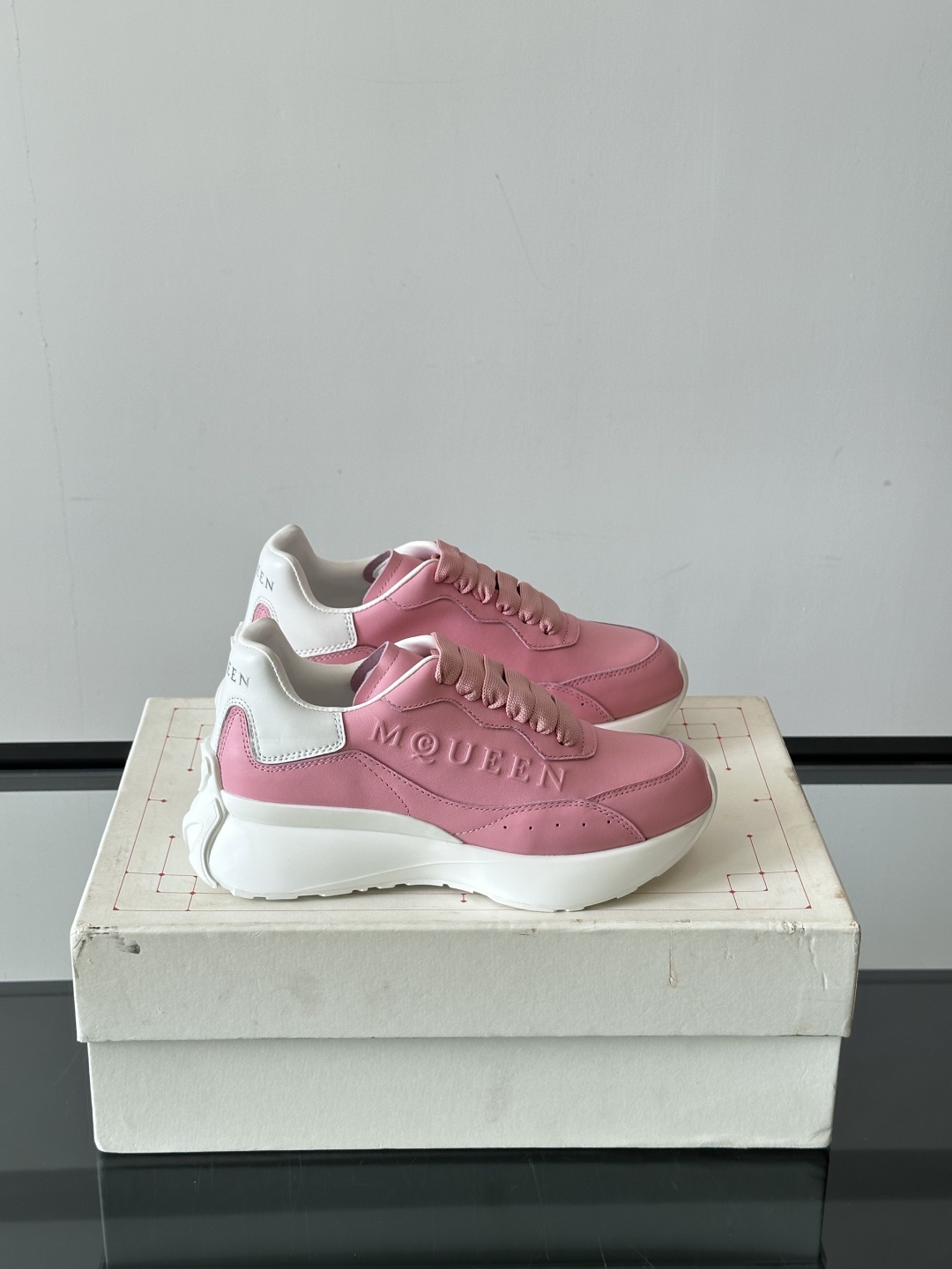 𝐀𝐥𝐞𝐱𝐚𝐧𝐝𝐞𝐫 𝐌𝐜𝐐𝐔𝐄𝐄𝐍亚历山麦昆情侣款‼️ 休闲鞋👟。终极版本 随意PK柜货 麦昆这鞋款一出