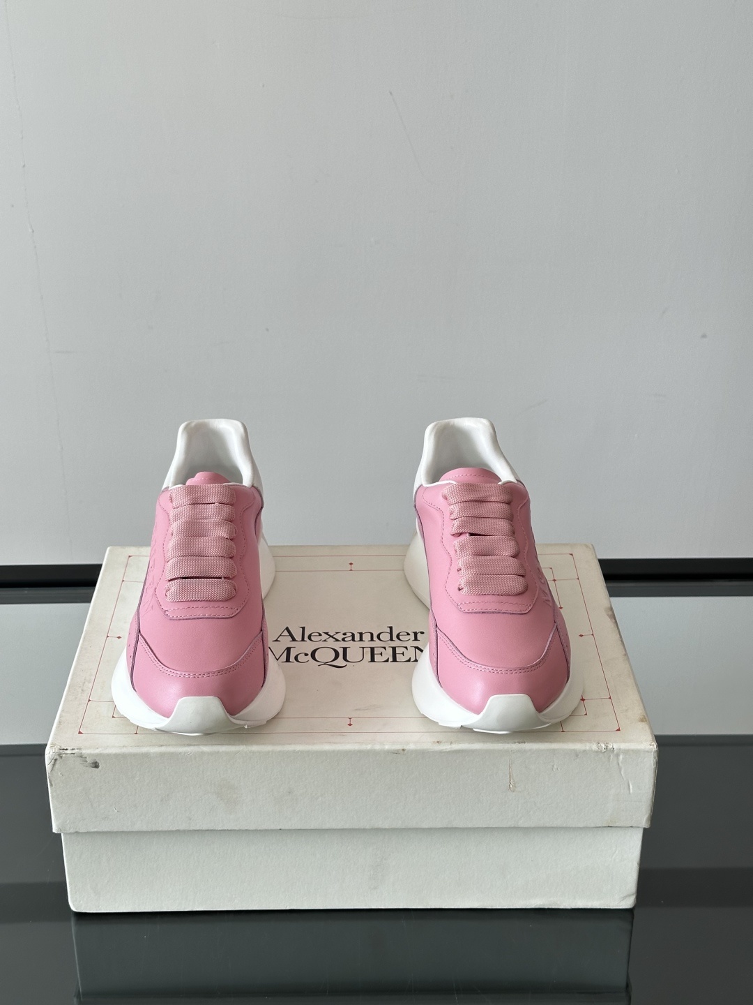 𝐀𝐥𝐞𝐱𝐚𝐧𝐝𝐞𝐫 𝐌𝐜𝐐𝐔𝐄𝐄𝐍亚历山麦昆情侣款‼️ 休闲鞋👟。终极版本 随意PK柜货 麦昆这鞋款一出